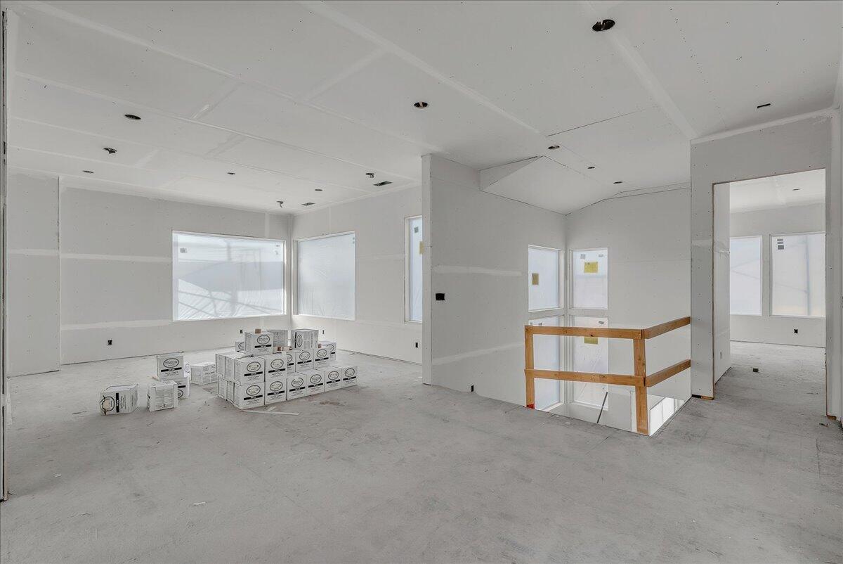 1226 E PONY TRAIL Way