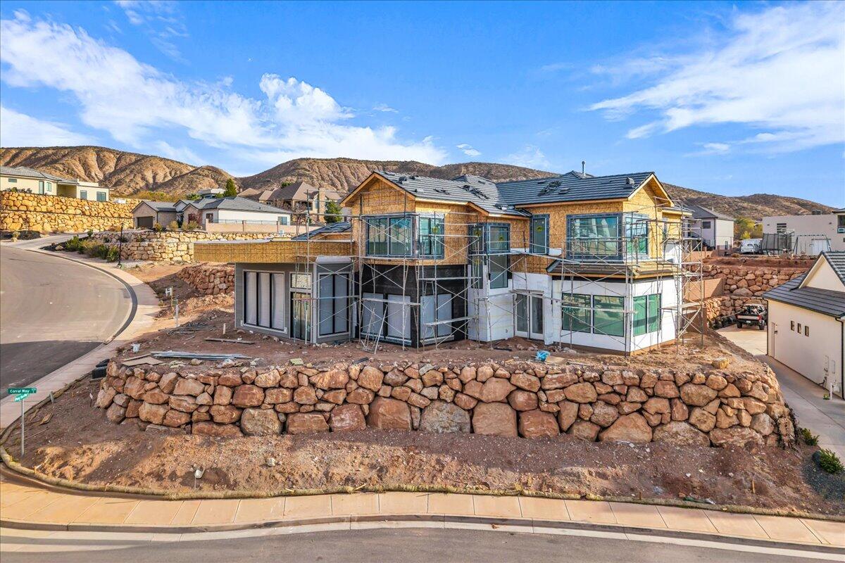 1226 E PONY TRAIL Way