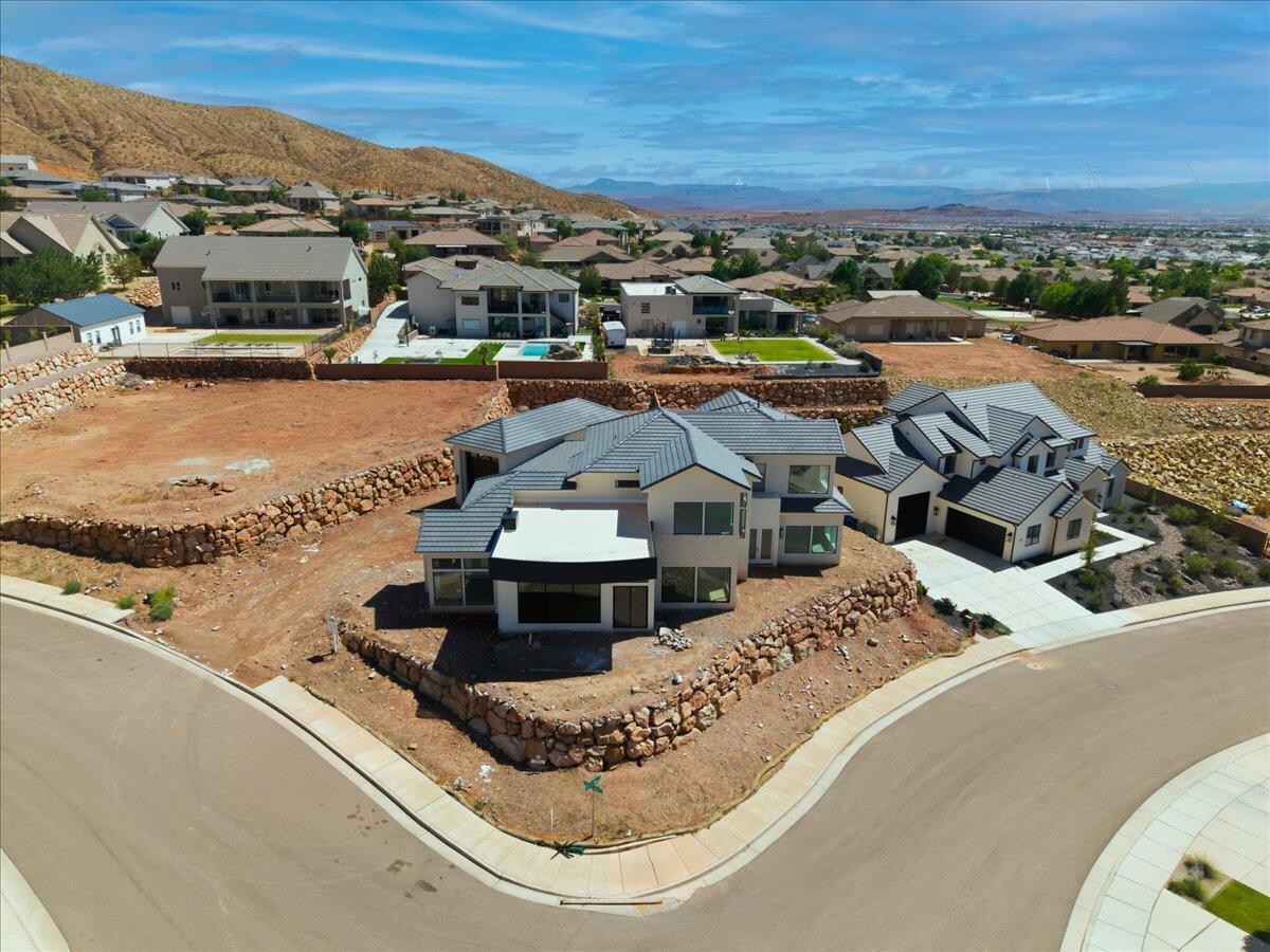1226 E PONY TRAIL Way