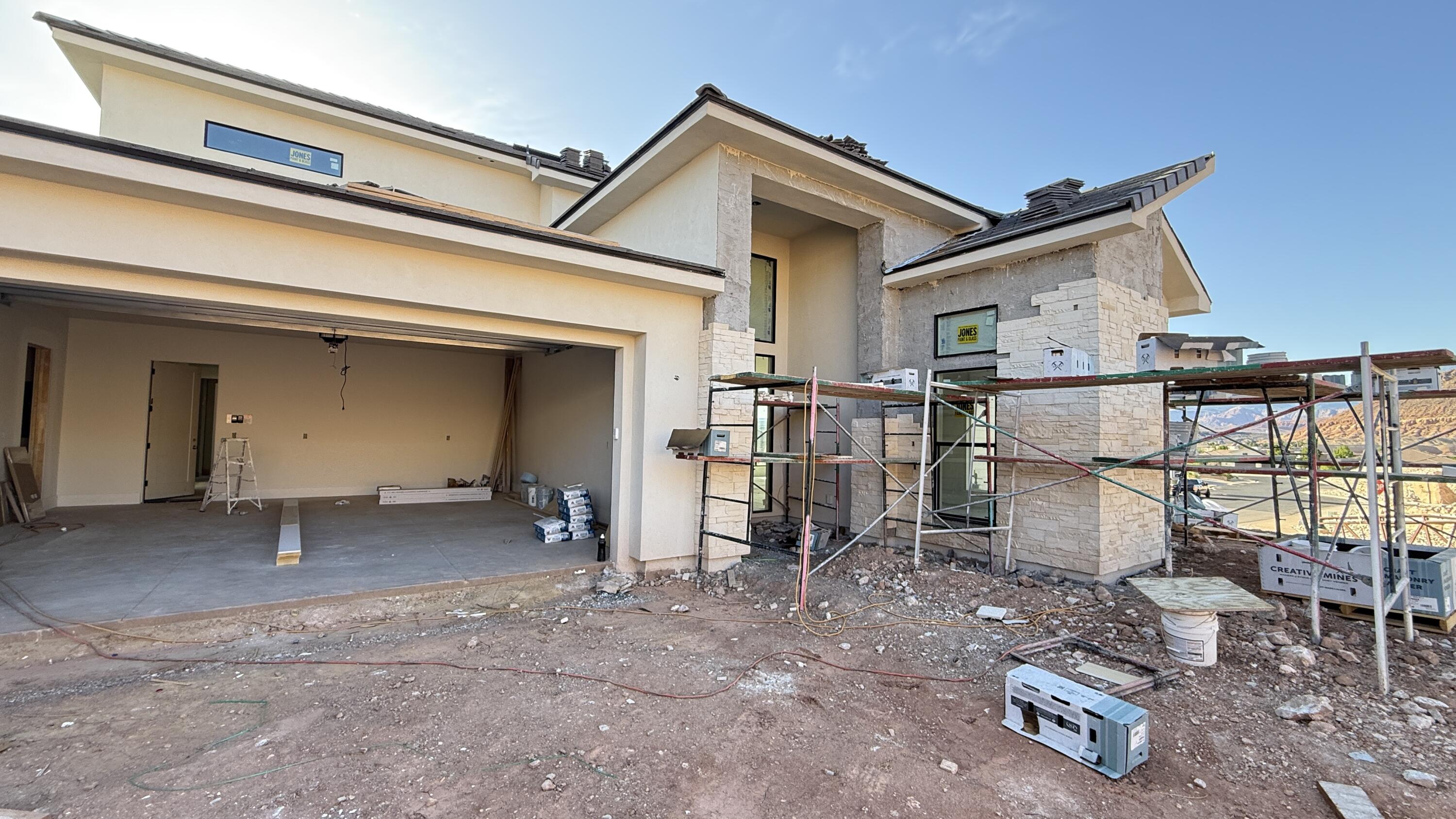 1226 E PONY TRAIL Way