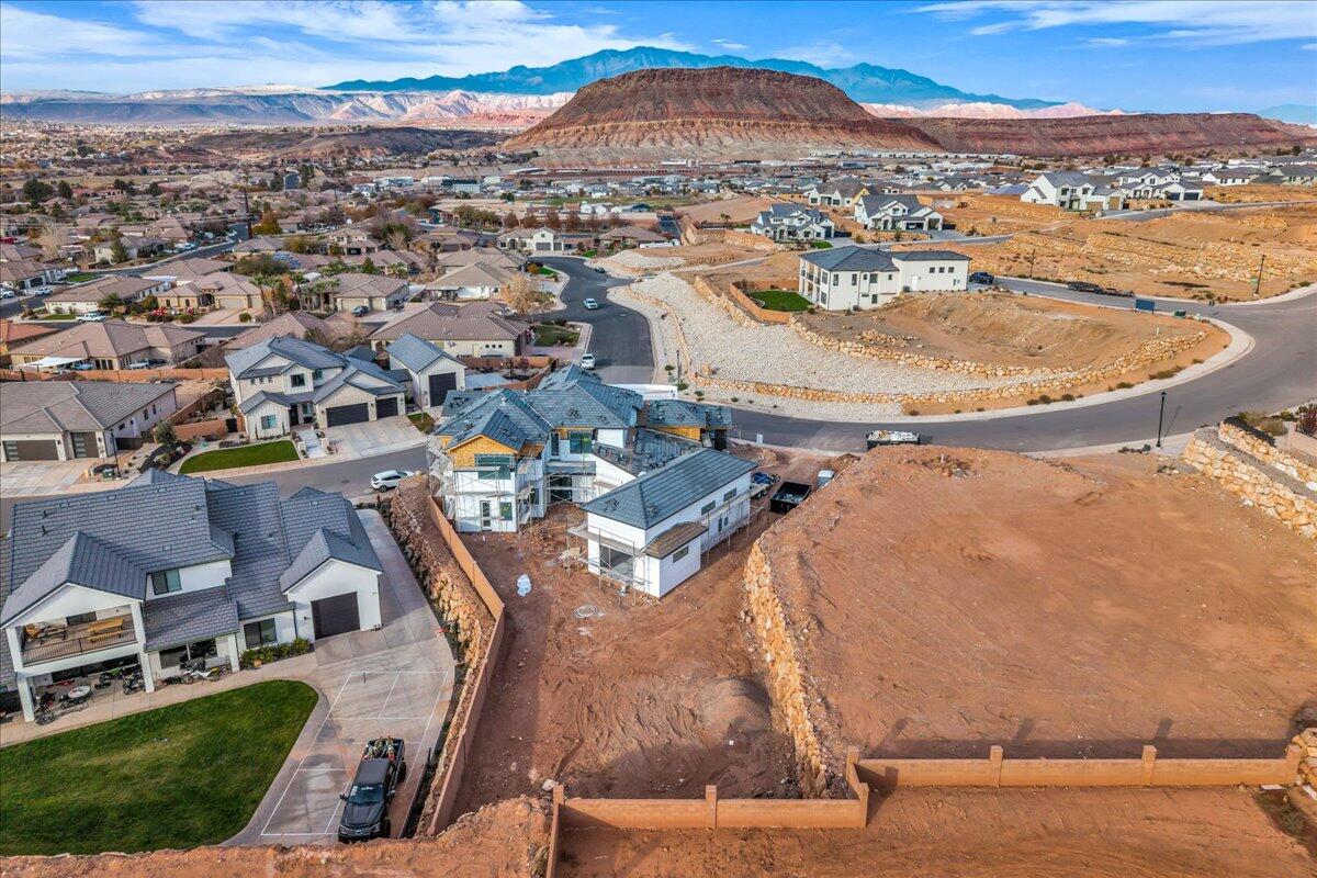 1226 E PONY TRAIL Way