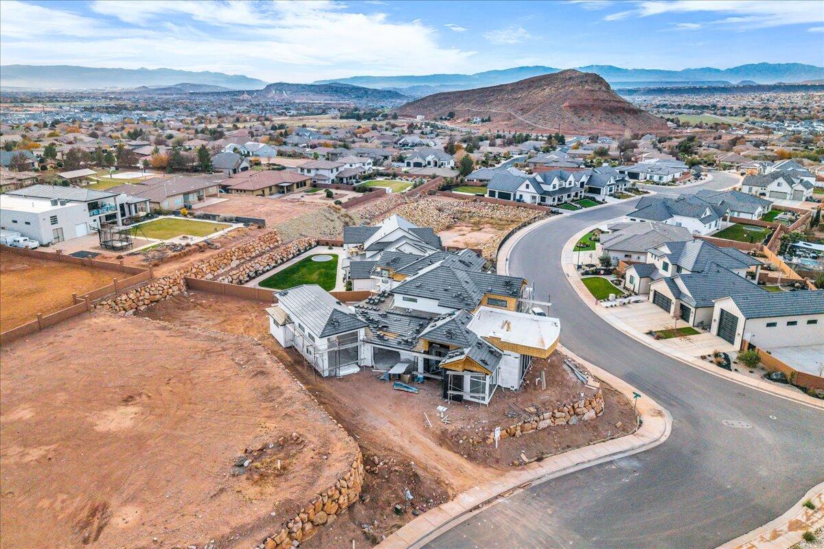 1226 E PONY TRAIL Way