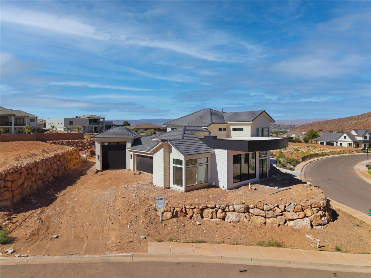 1226 E PONY TRAIL Way