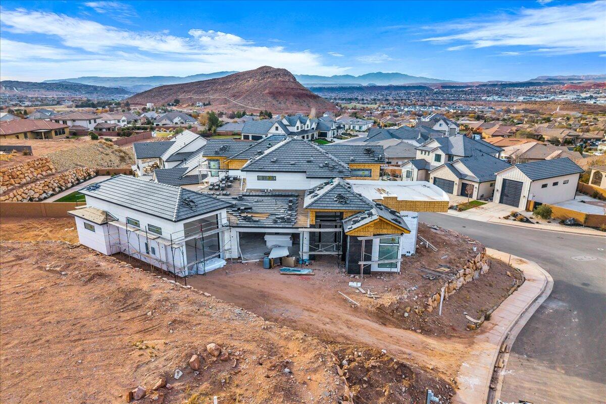 1226 E PONY TRAIL Way