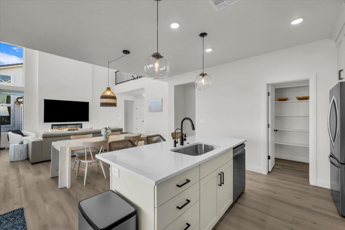 714 W JUNIPER HILL DR 220