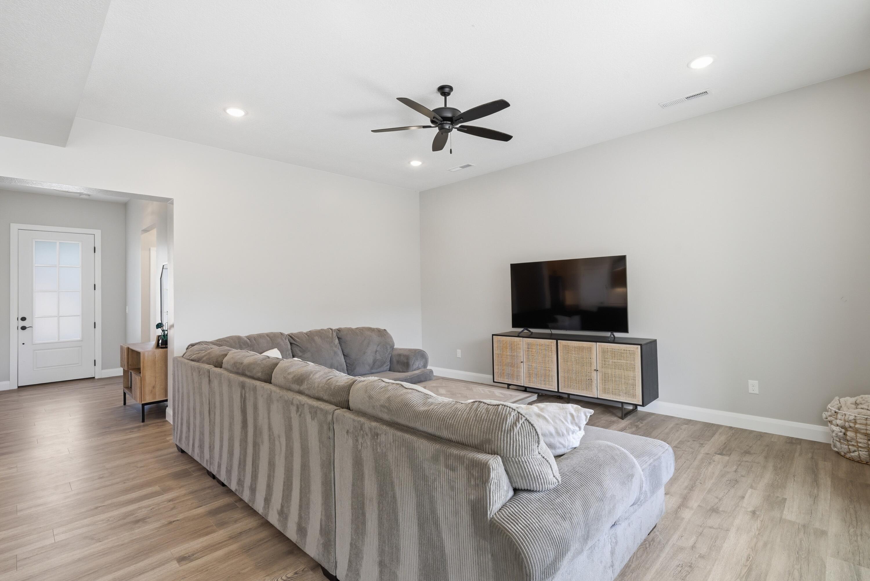 2735 W Sterling DR