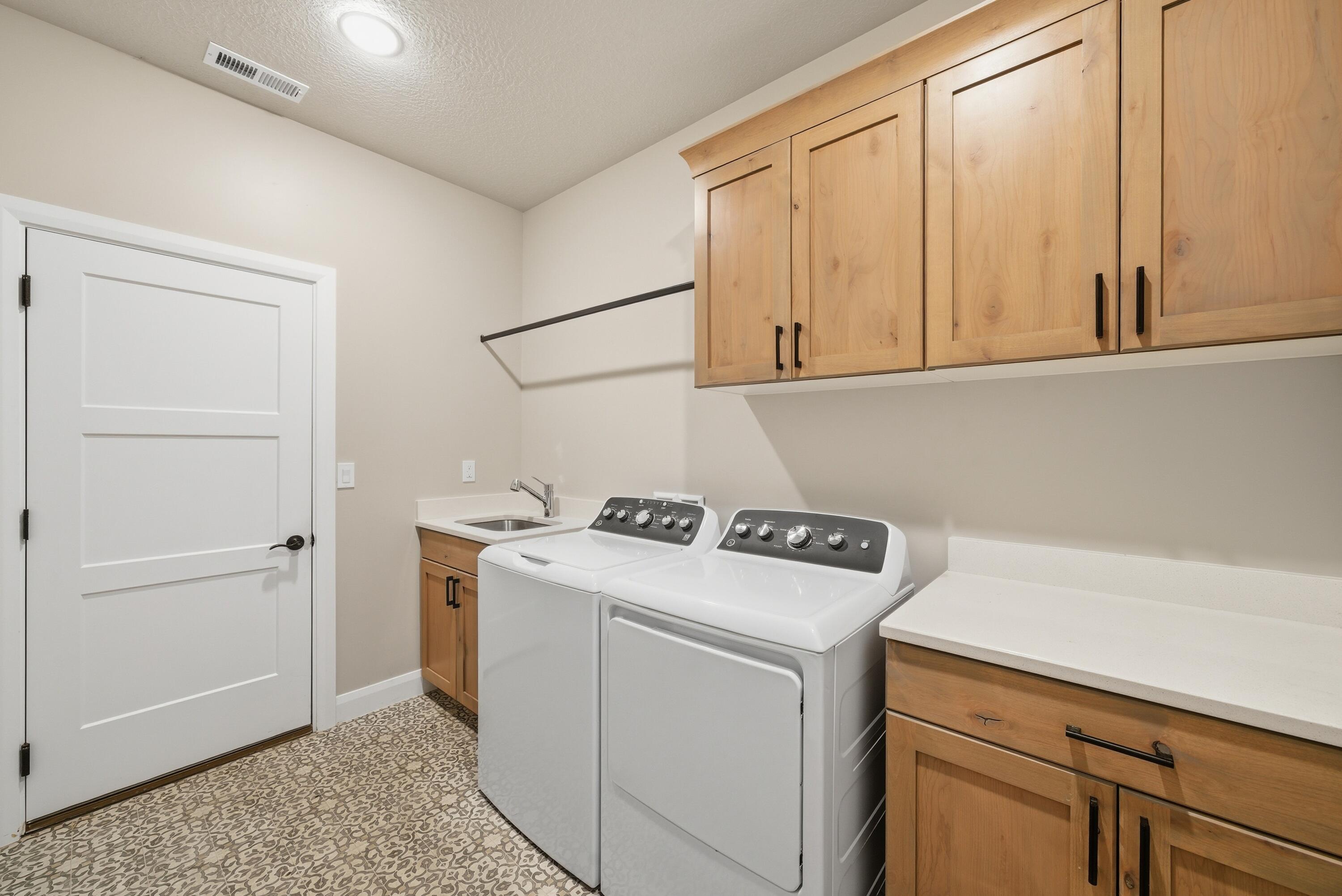 2735 W Sterling DR