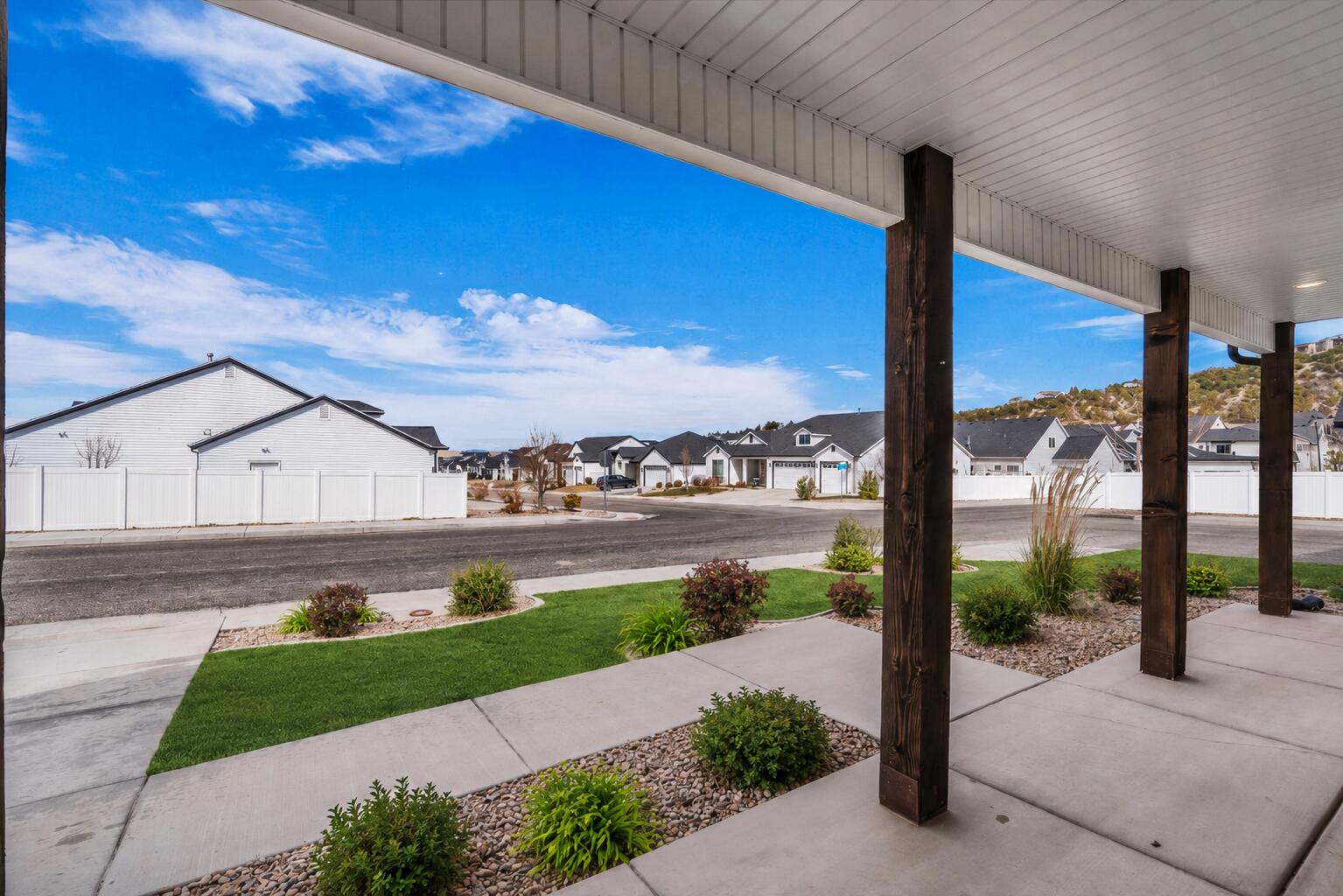 2735 W Sterling DR