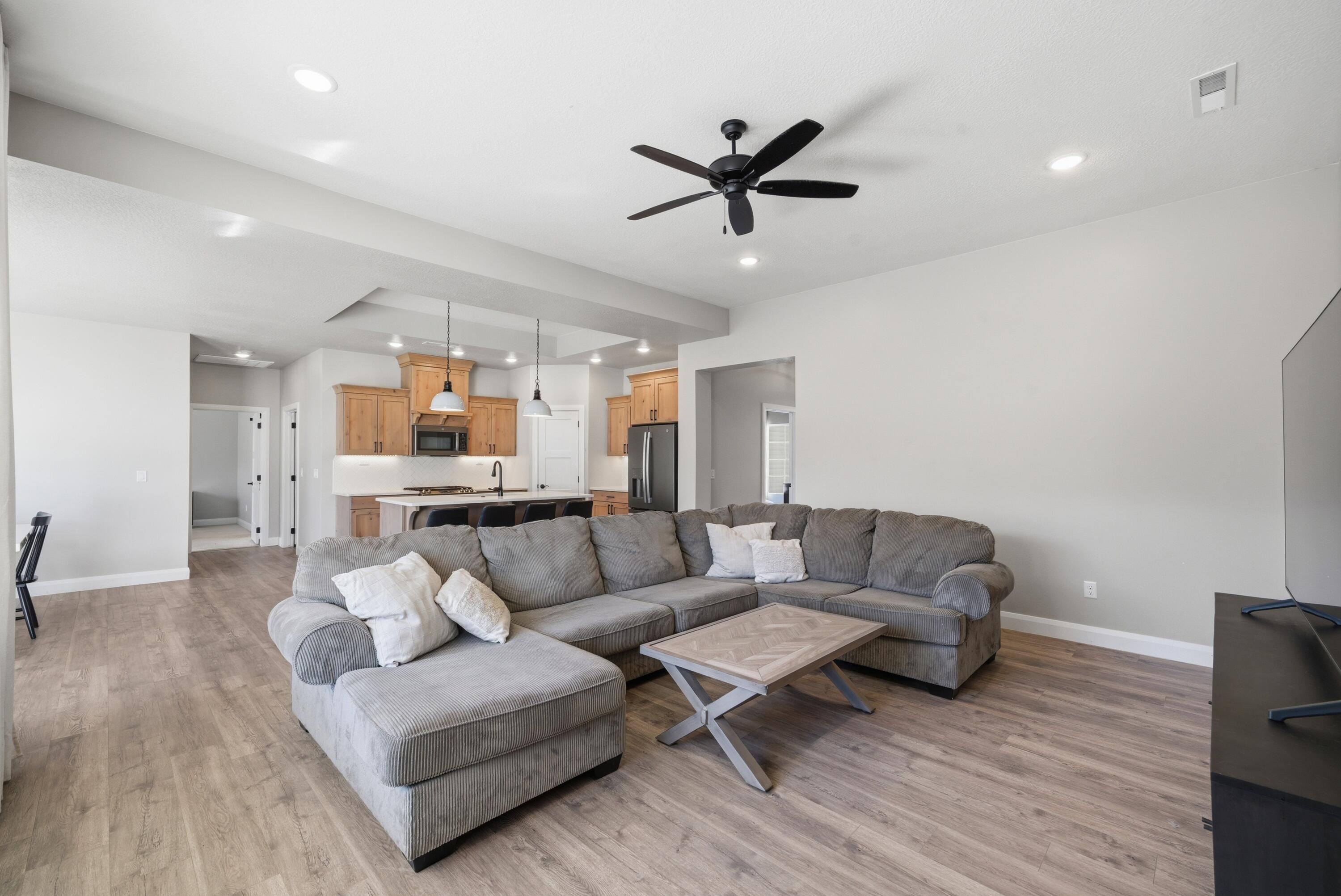 2735 W Sterling DR