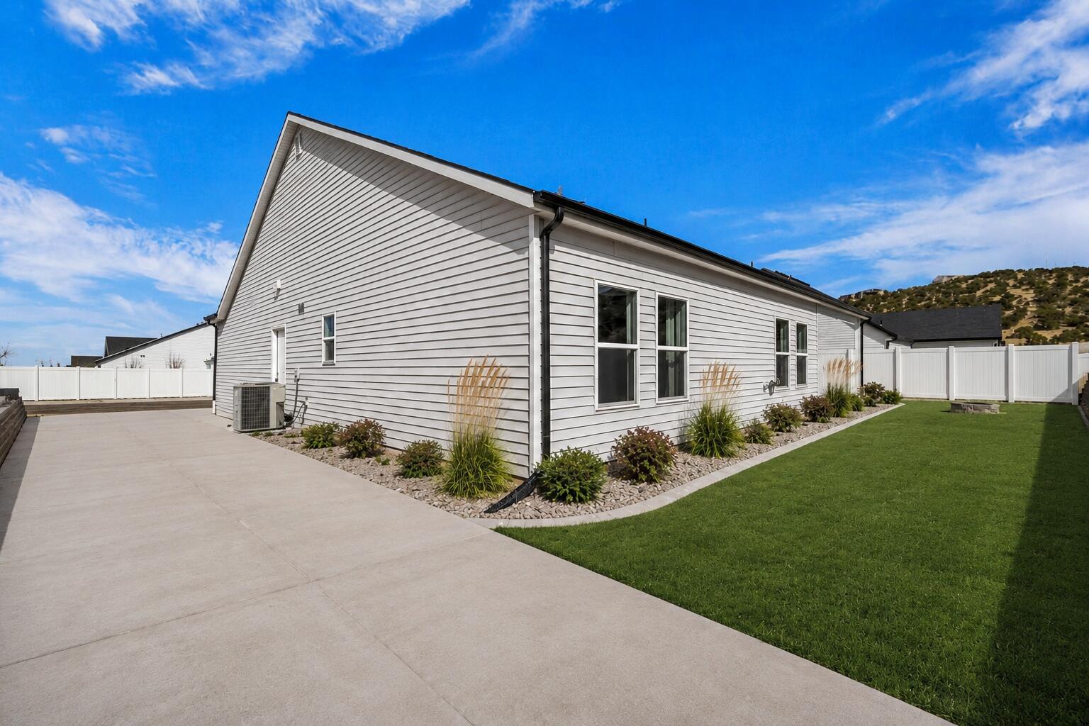 2735 W Sterling DR