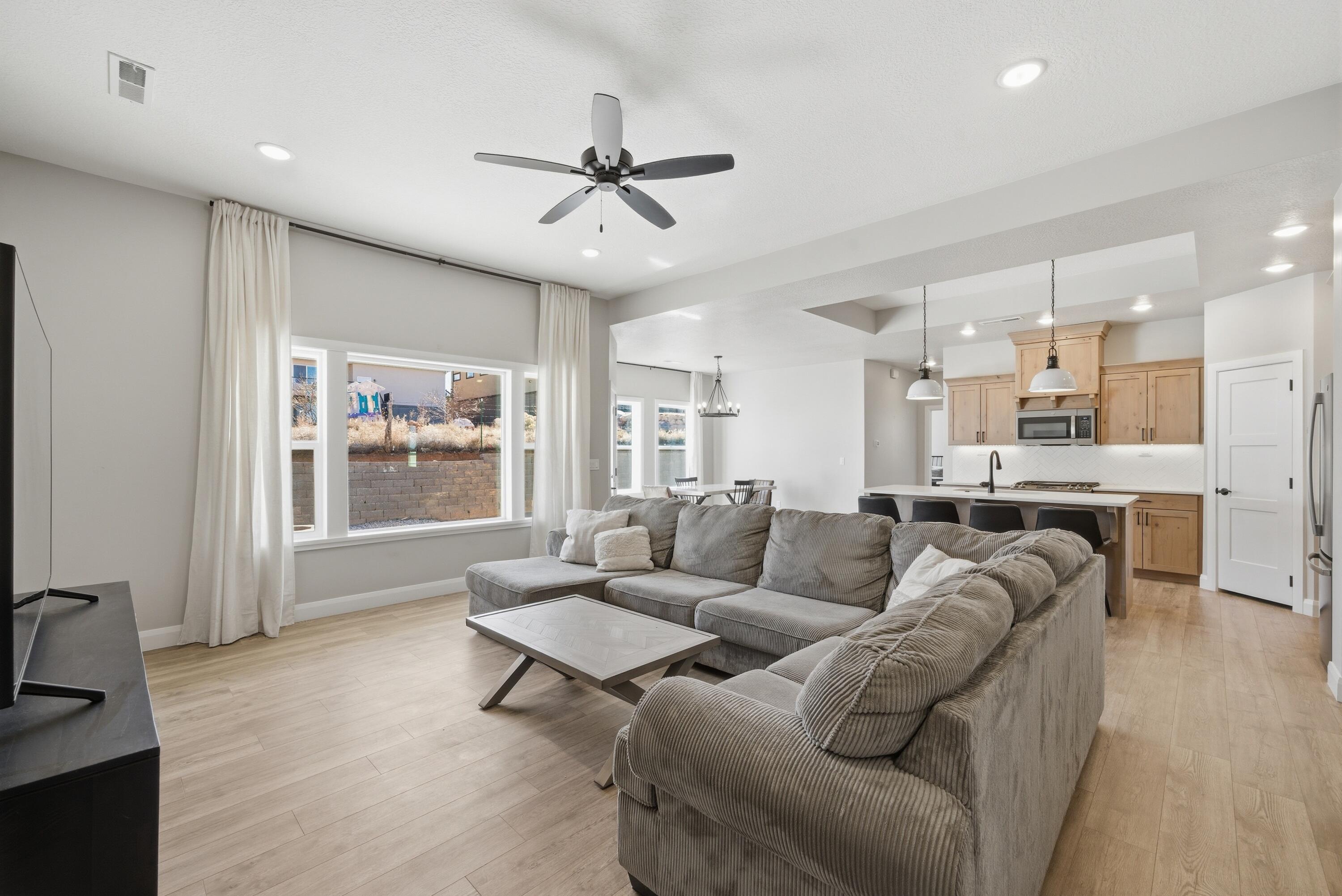 2735 W Sterling DR