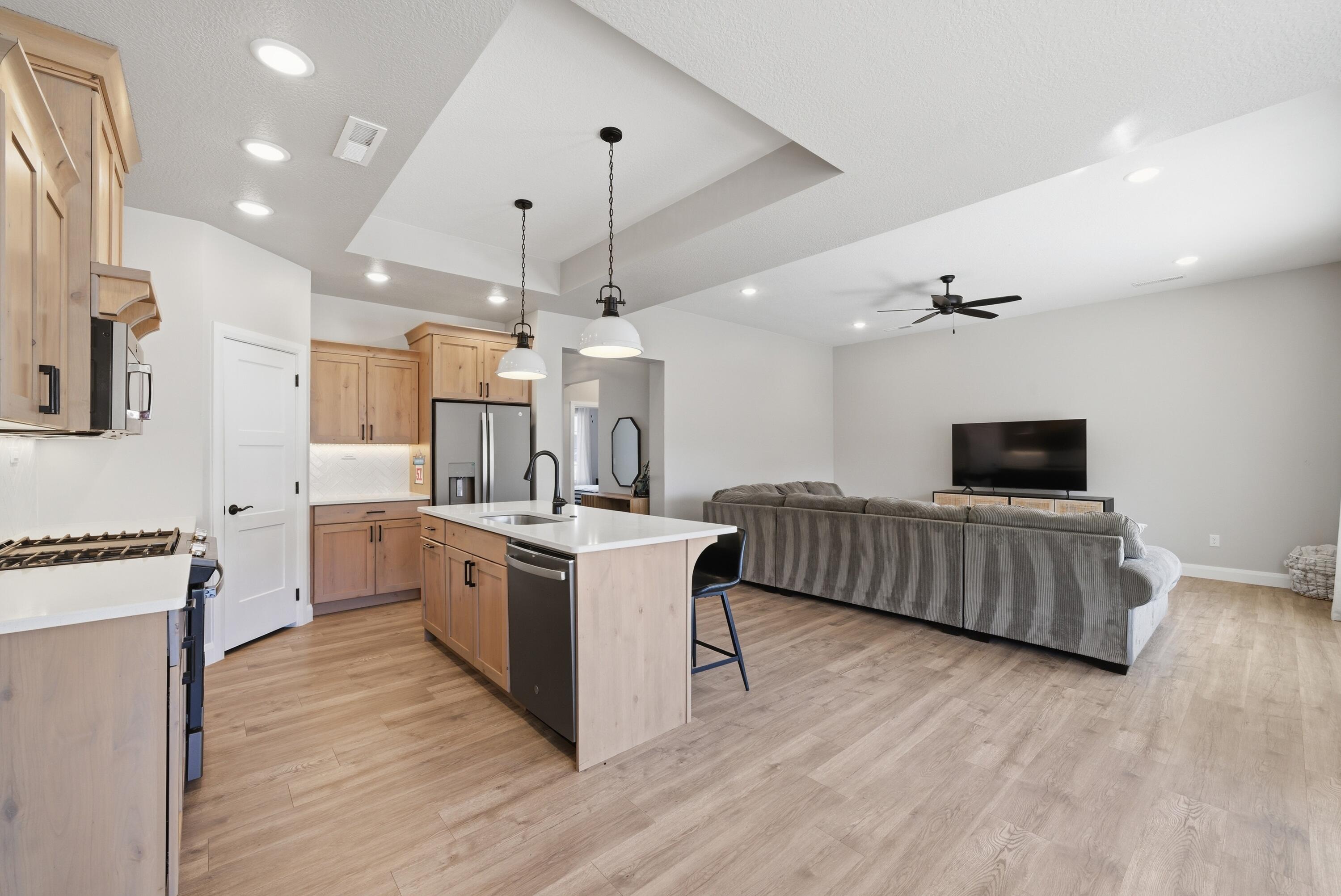 2735 W Sterling DR