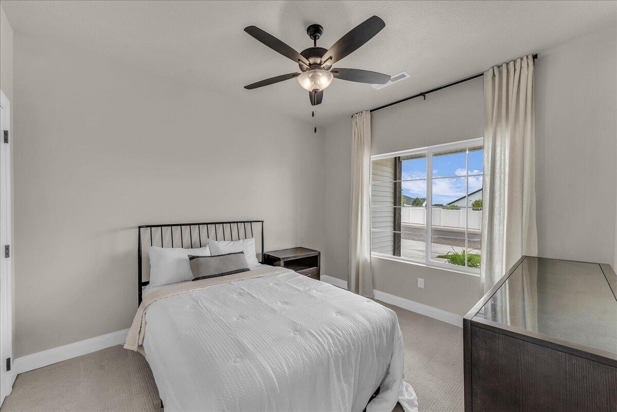2735 W Sterling DR