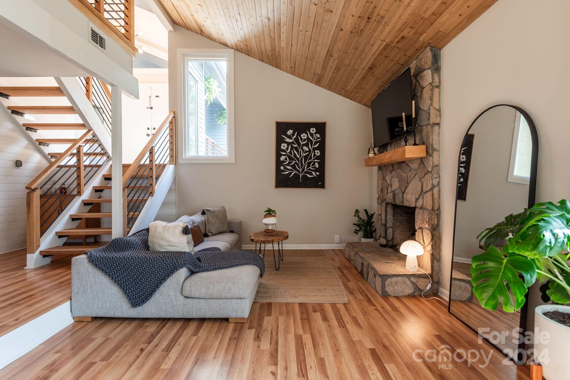 1524 Larochelle Lane