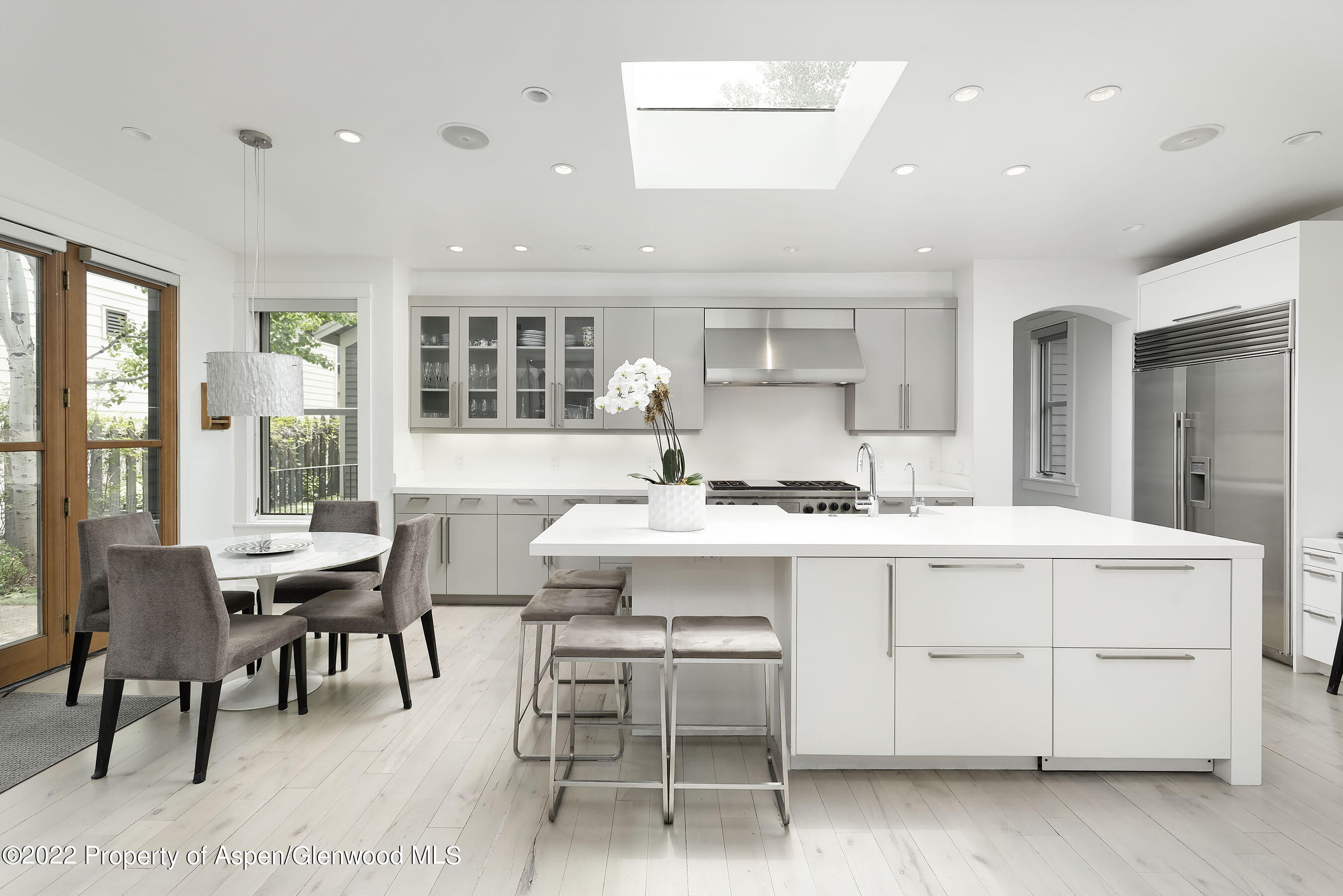 533 W Francis Street