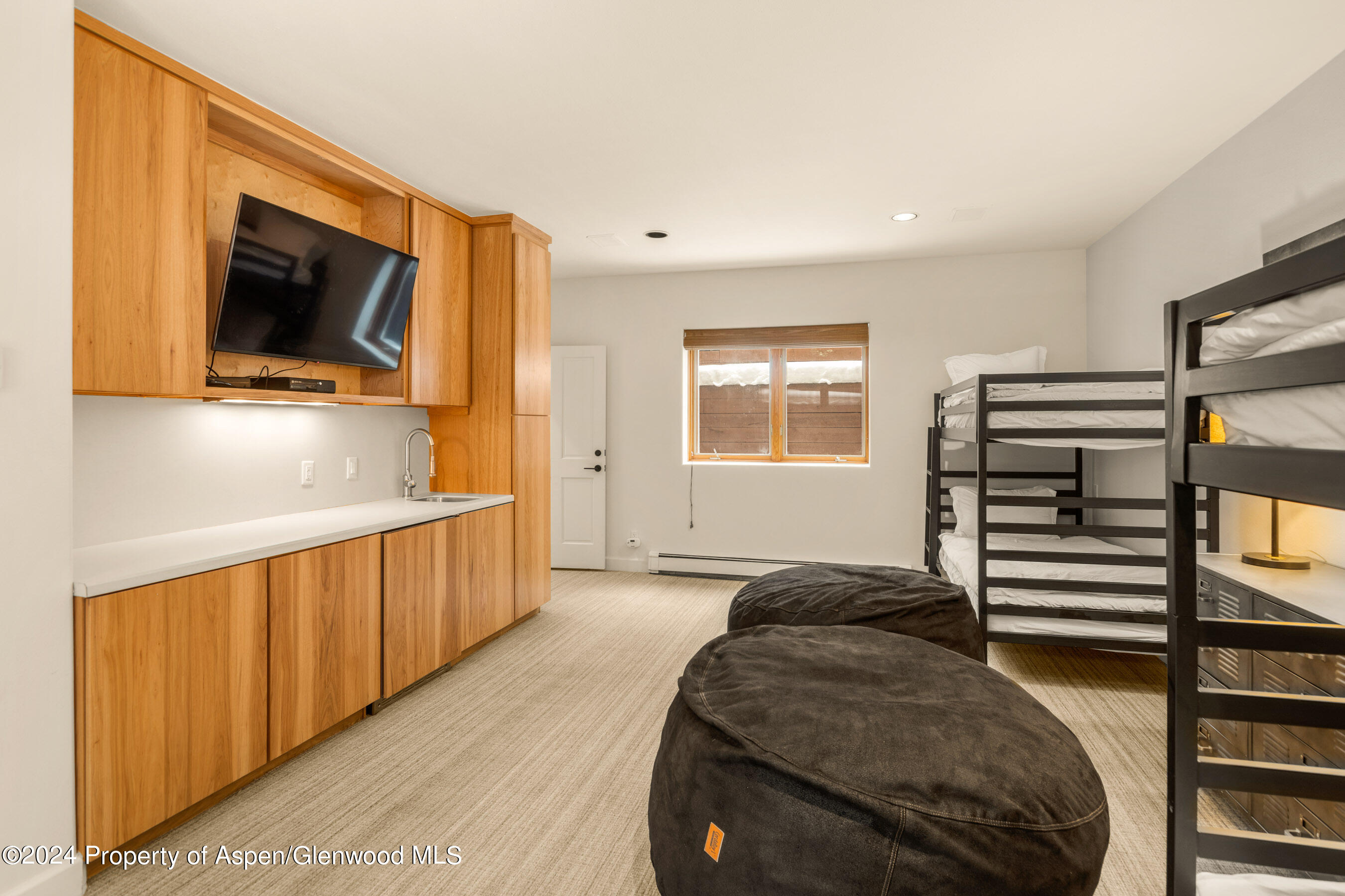 950 CEMETERY Lane, 2