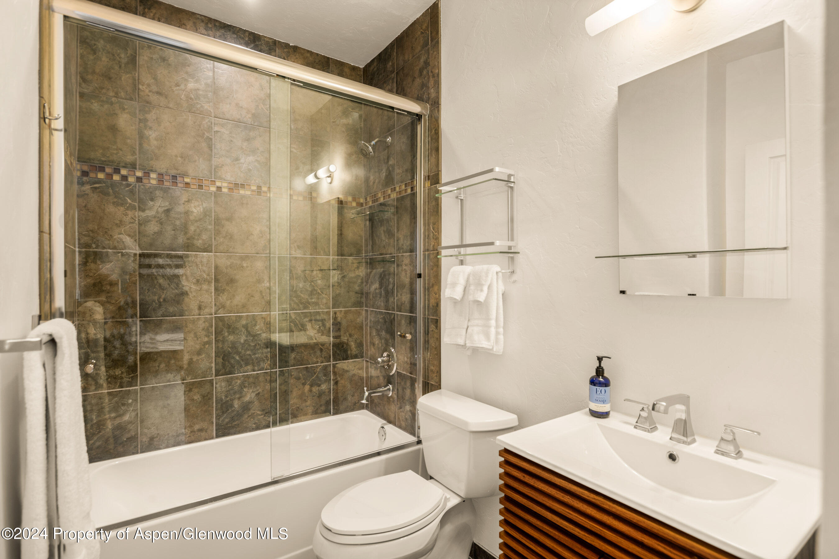 950 CEMETERY Lane, 2