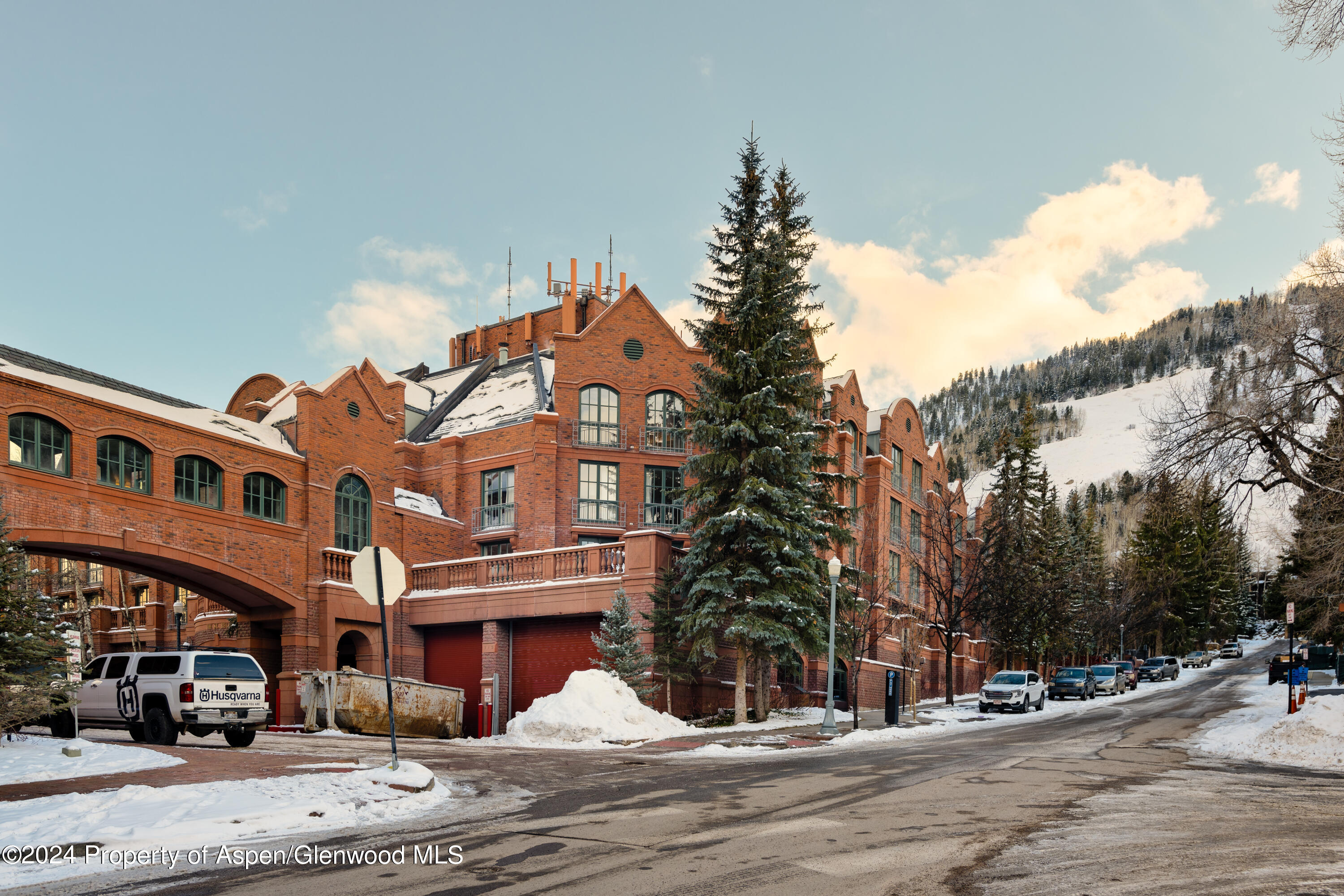 315 E Dean Street, B20