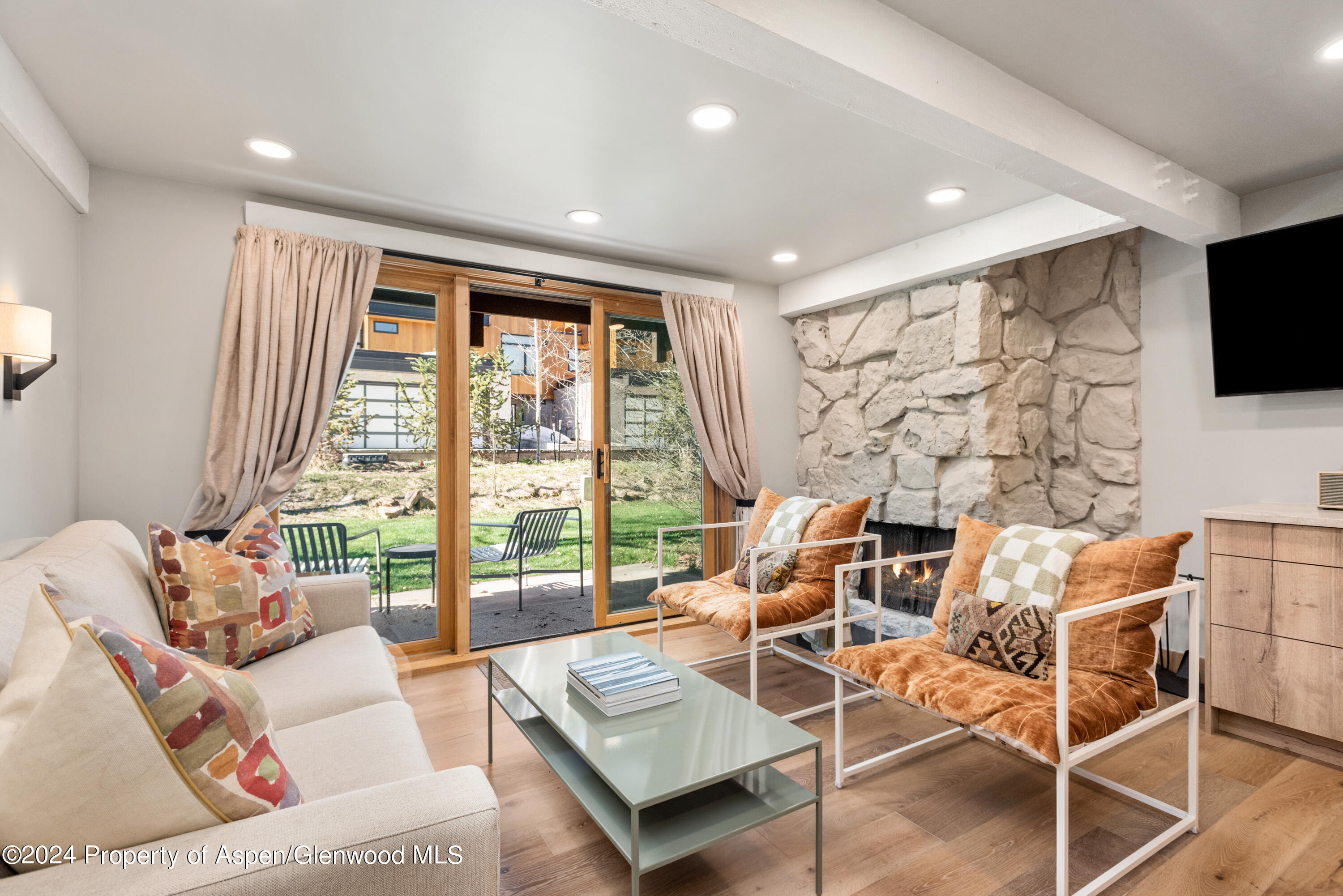 131 E Durant Avenue, 208