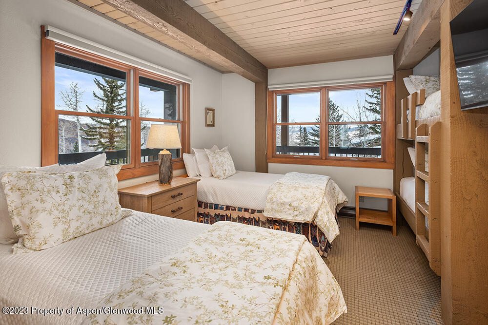 855 Carriage Way, Summit 207