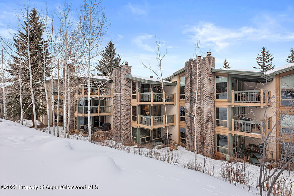 855 Carriage Way, Summit 207