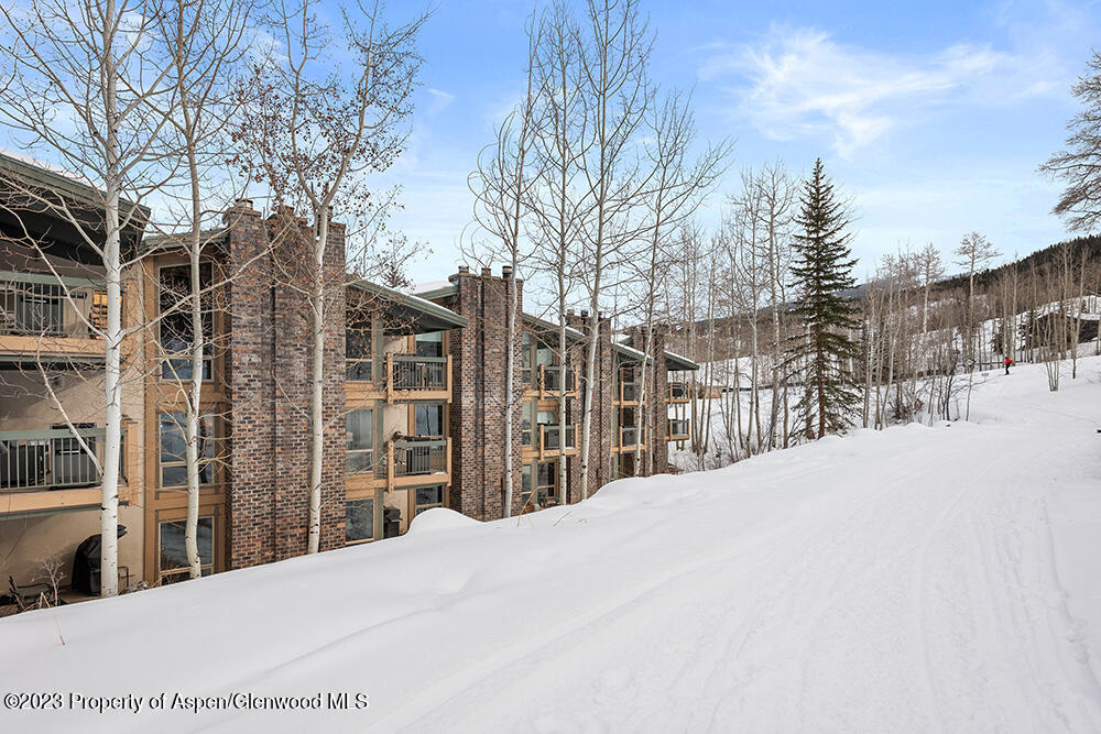 855 Carriage Way, Summit 207