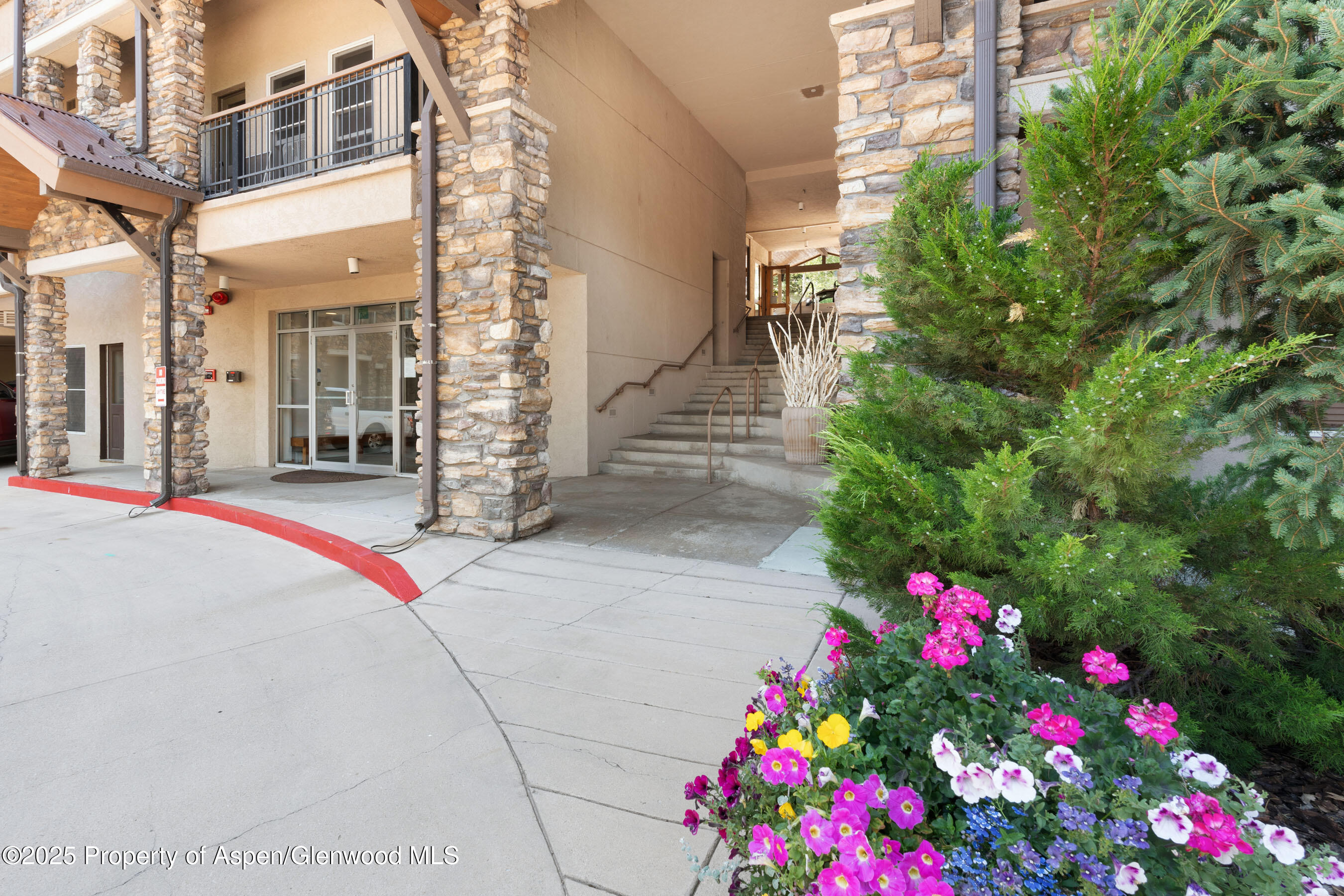 425 Wood Road, 13