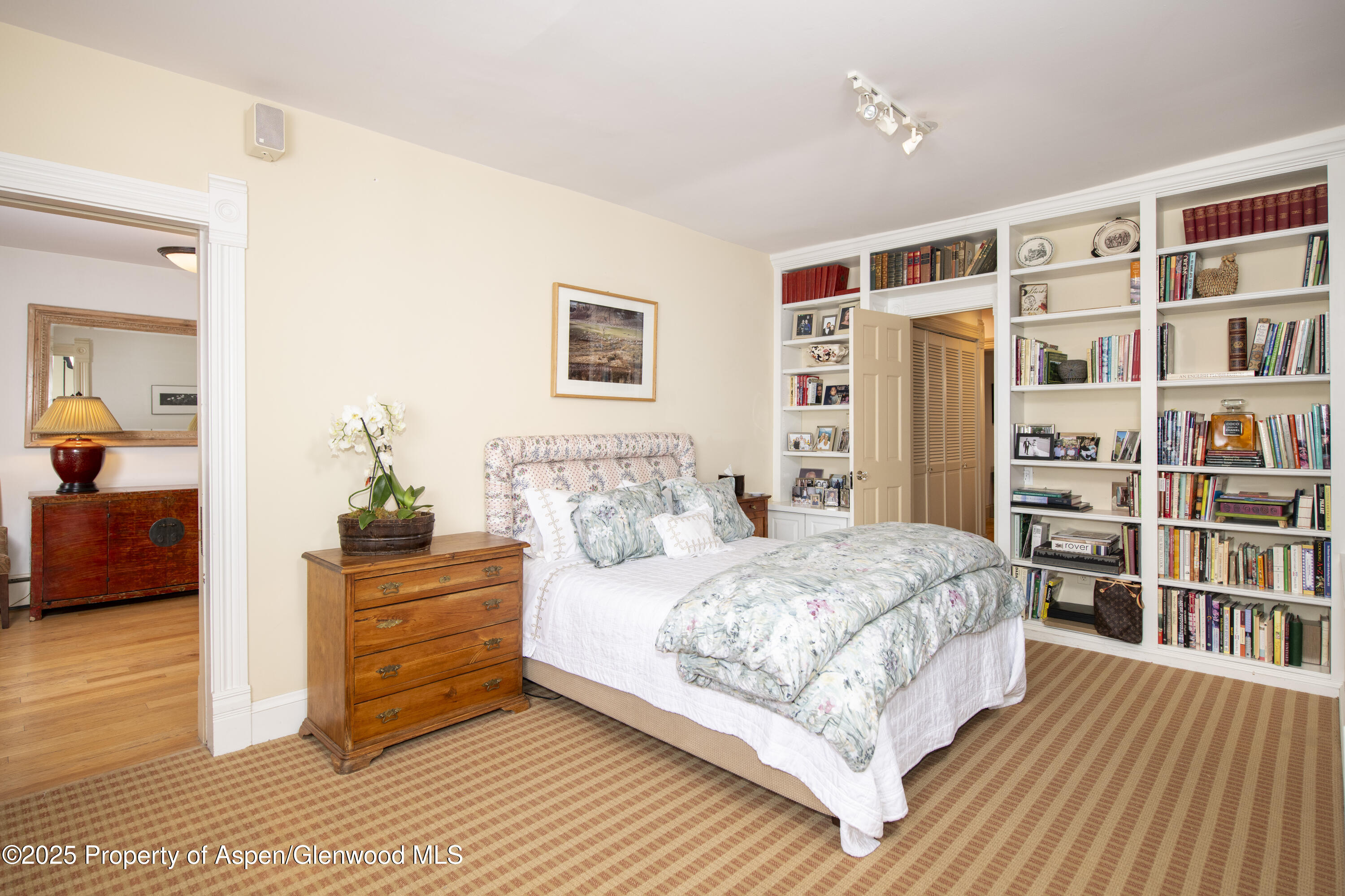 715 W Smuggler Street