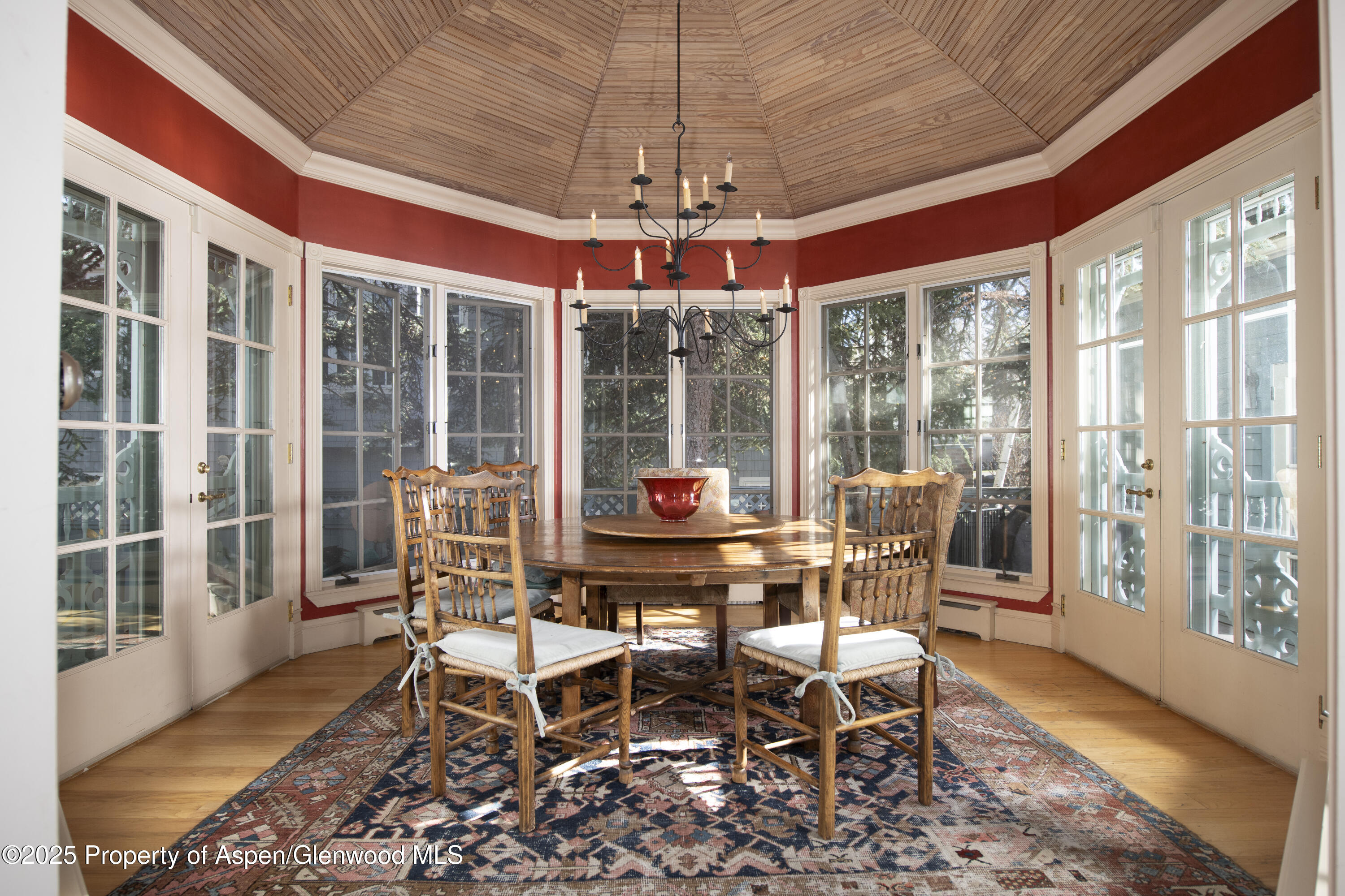 715 W Smuggler Street