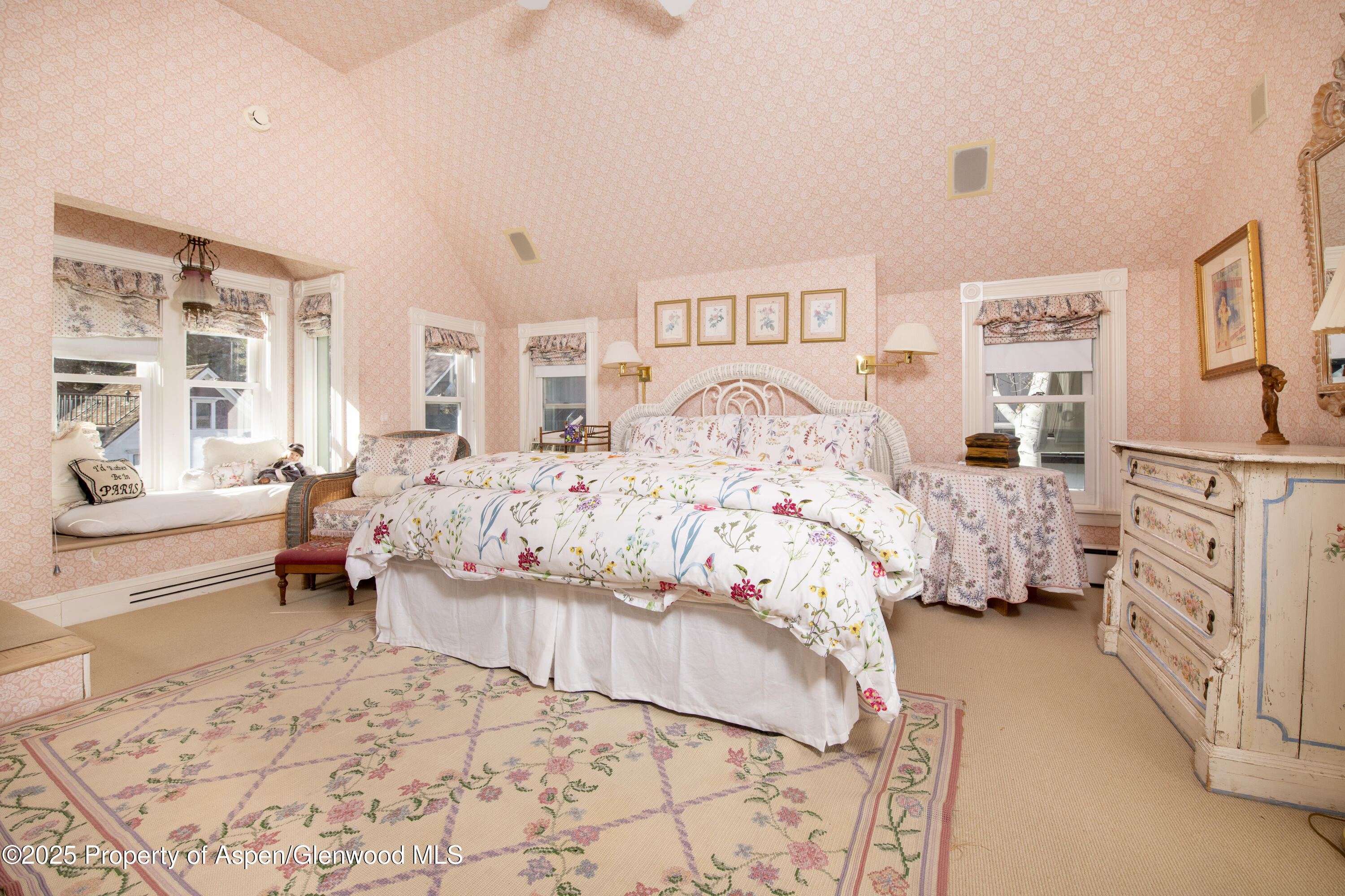 715 W Smuggler Street