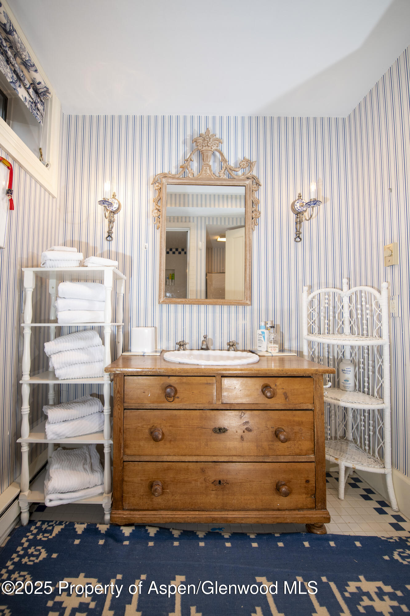 715 W Smuggler Street