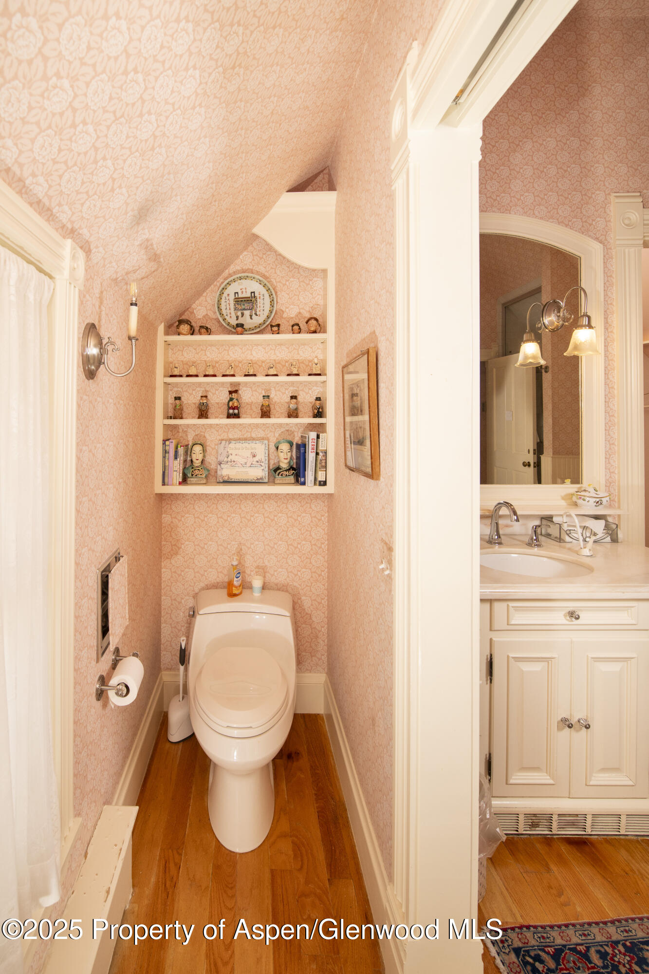 715 W Smuggler Street