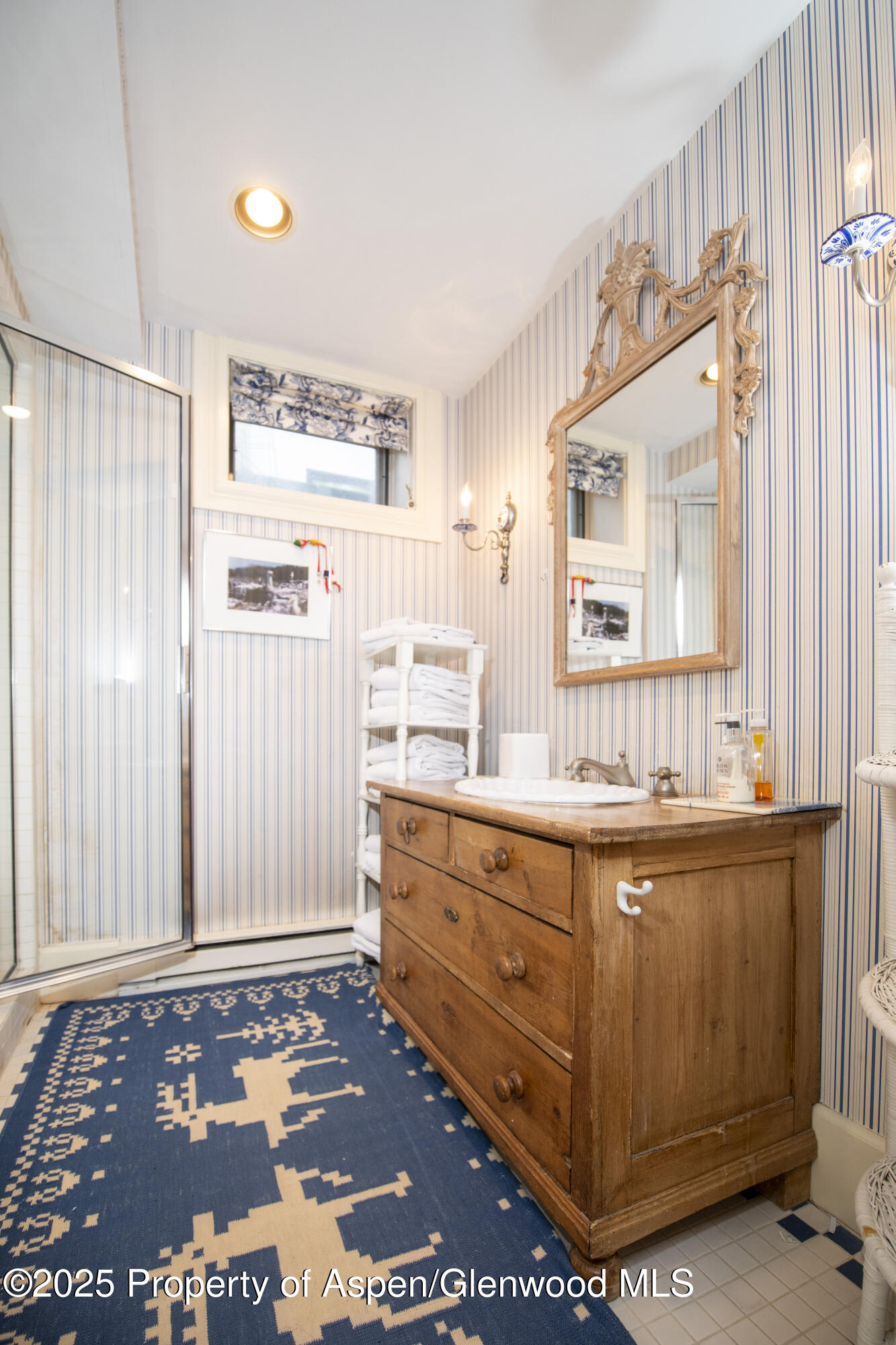 715 W Smuggler Street