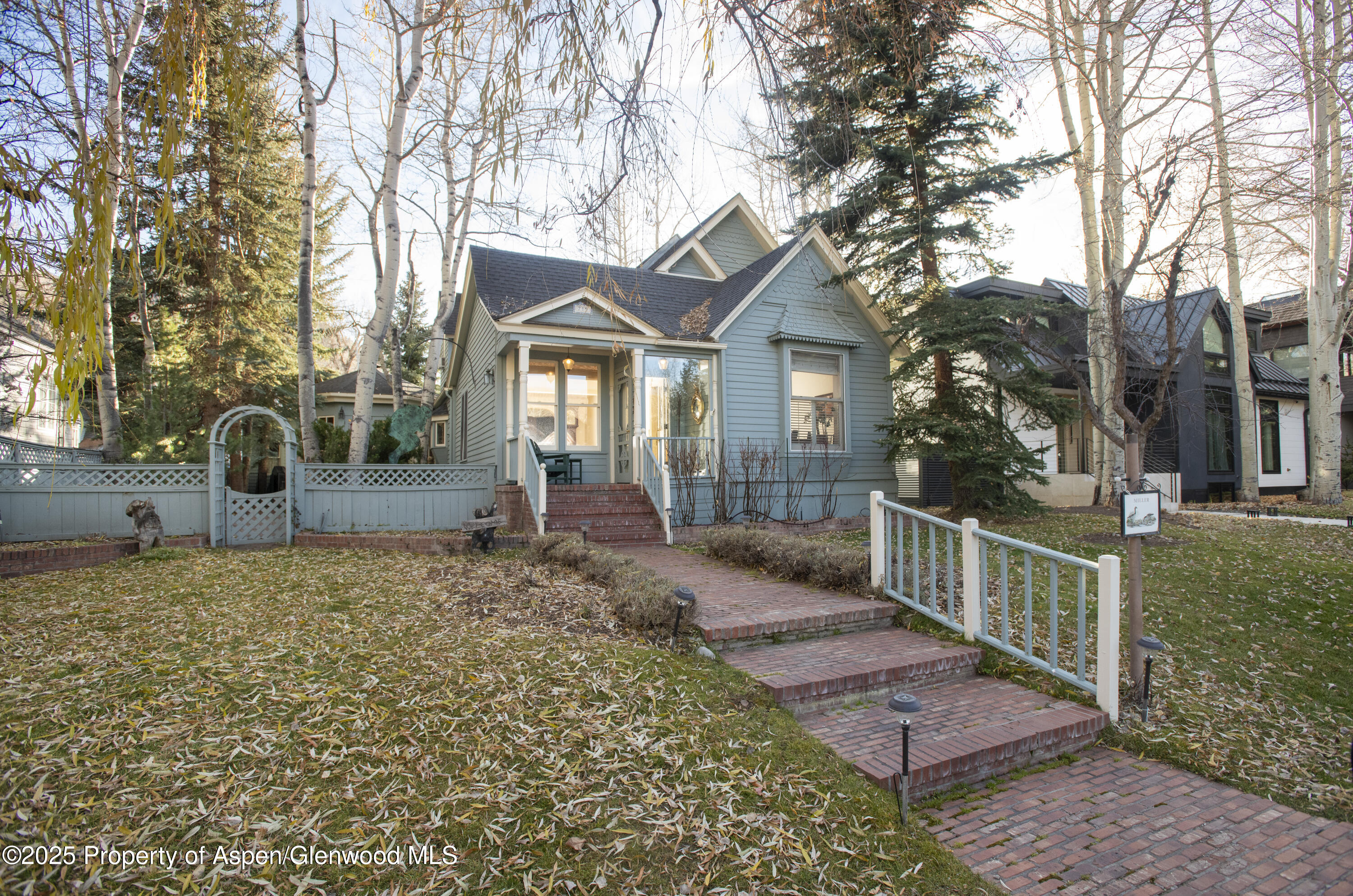 715 W Smuggler Street