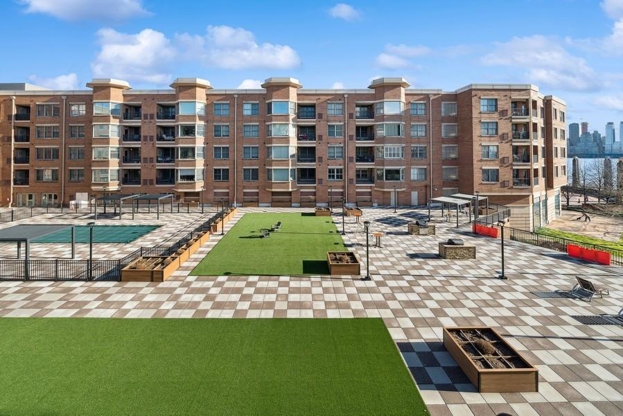 22 AVENUE AT PORT IMPERIAL Unit: 325