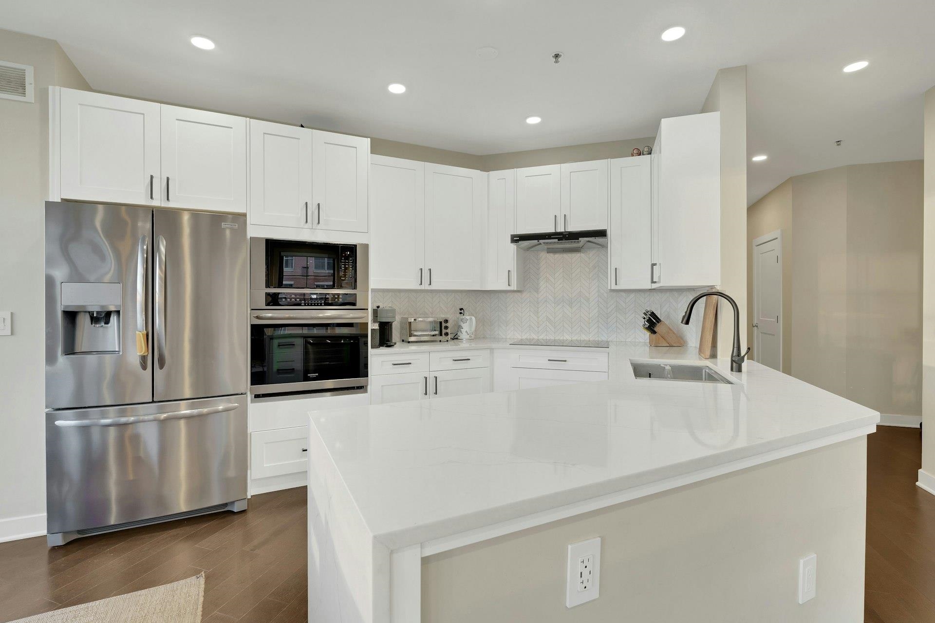 24 AVENUE AT PORT IMPERIAL Unit: 200
