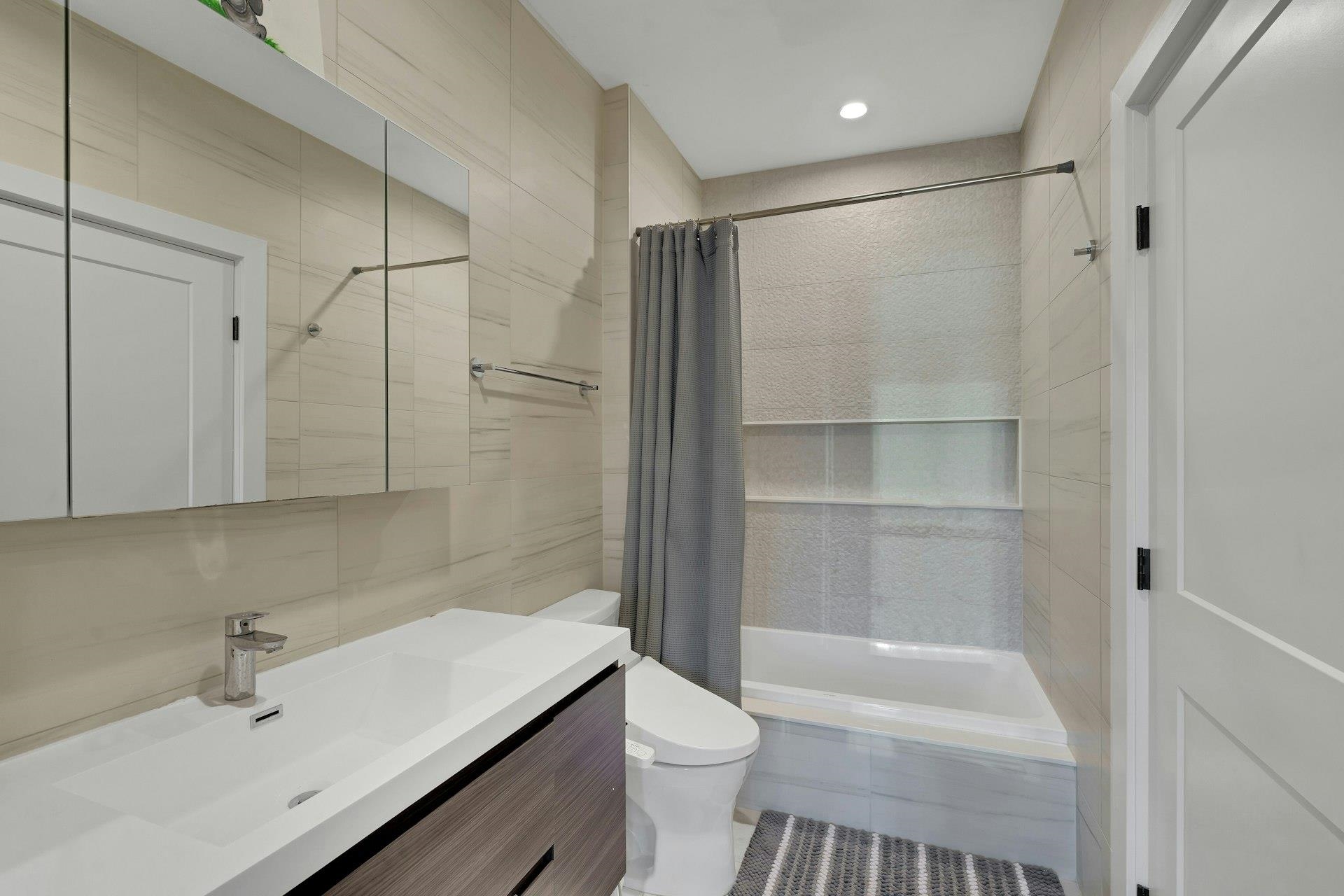 24 AVENUE AT PORT IMPERIAL Unit: 200
