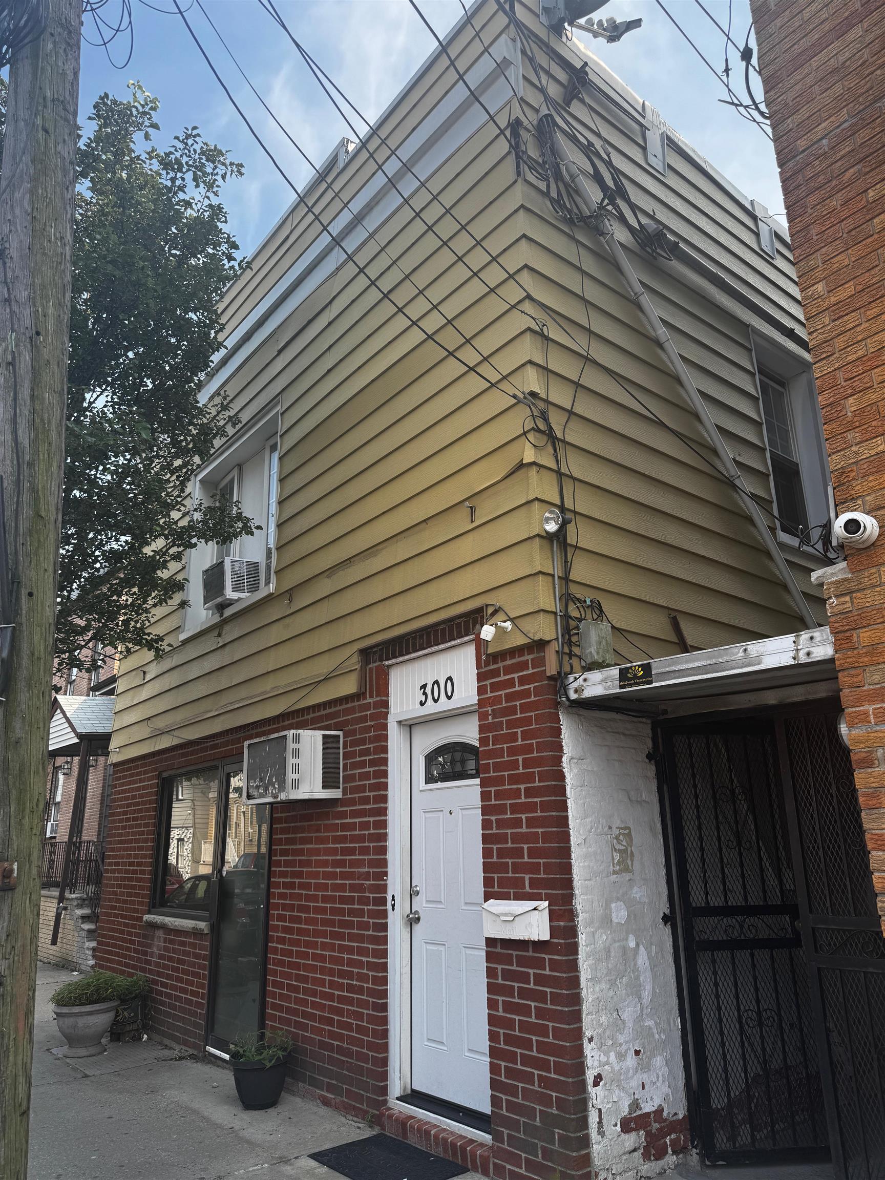 300 DELANO PL