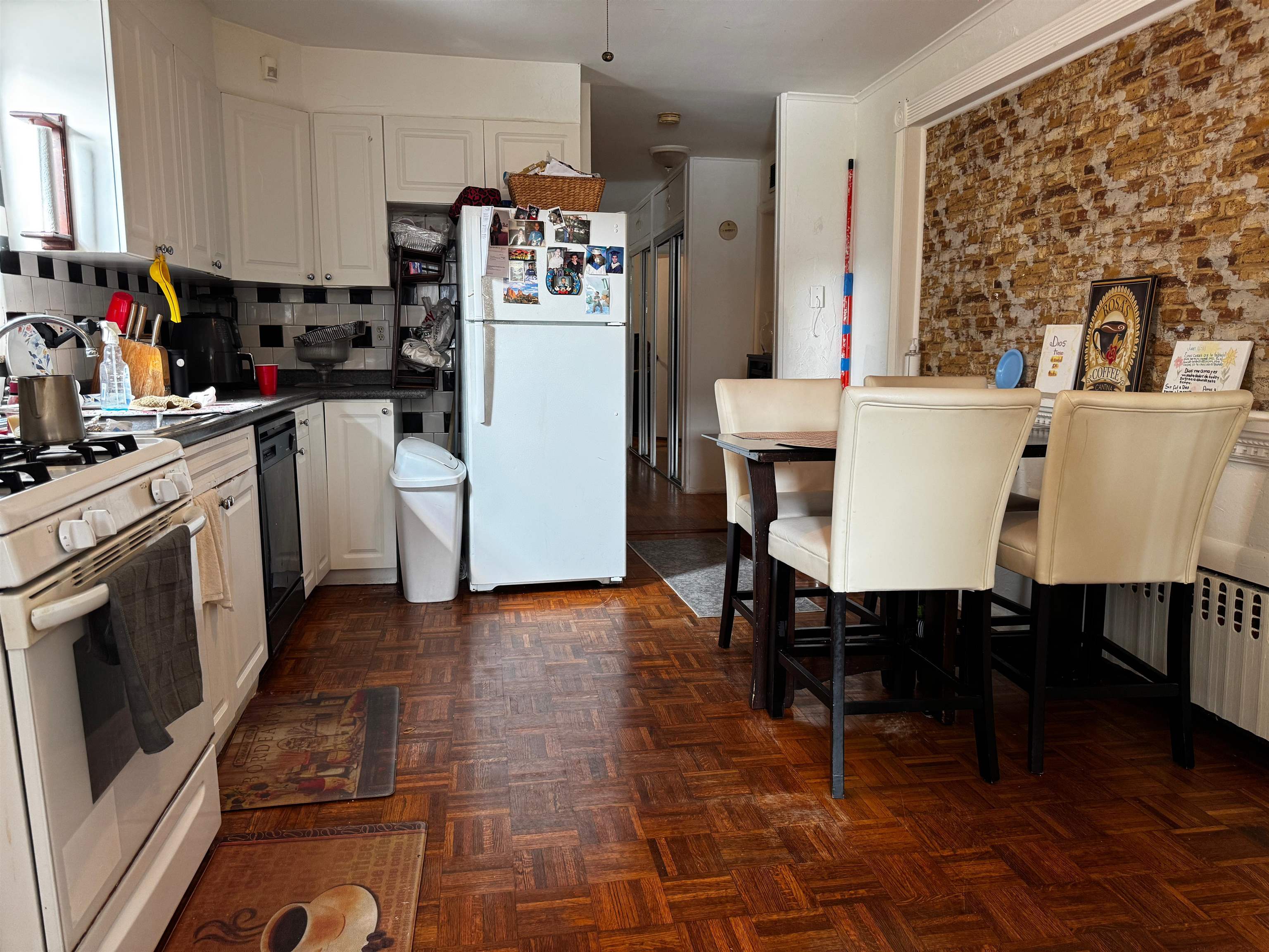 300 DELANO PL