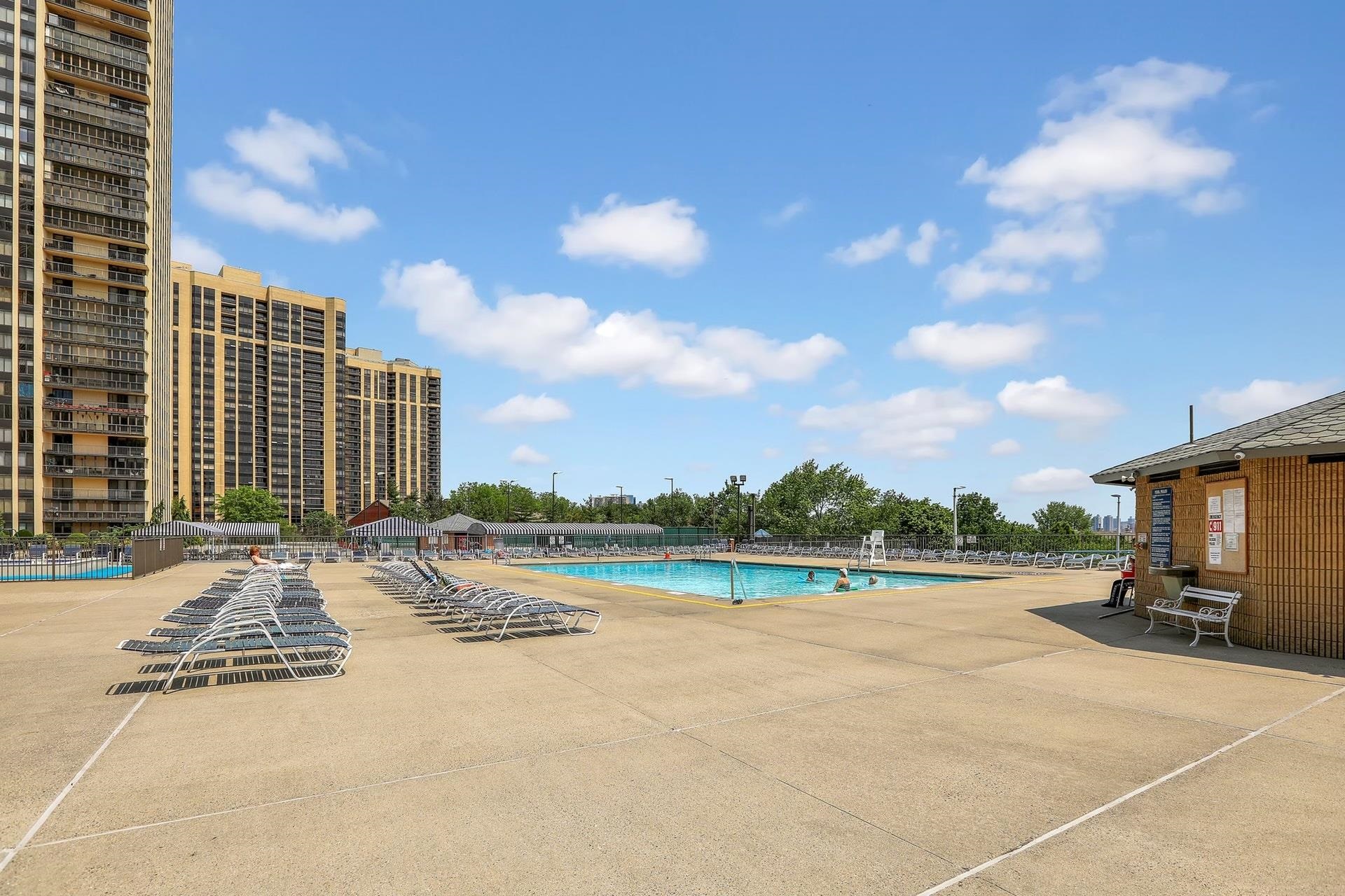 200 WINSTON DR Unit: 421