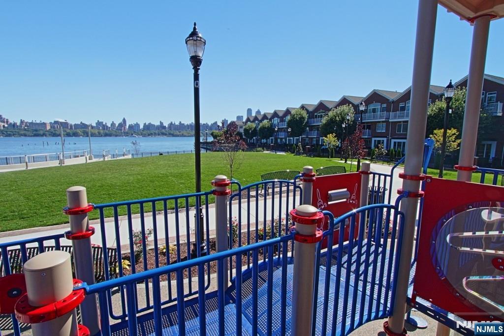 517 Harbor Place