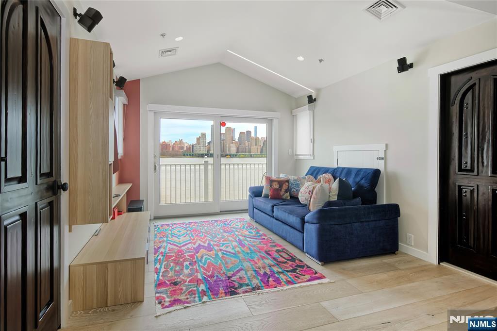 517 Harbor Place