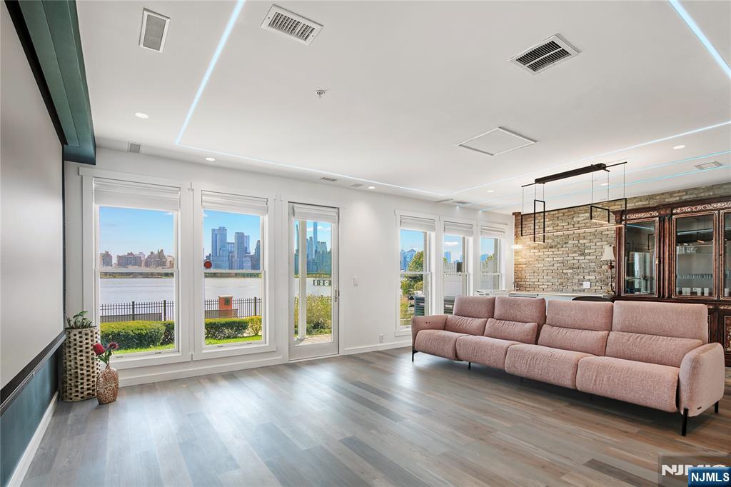 517 Harbor Place