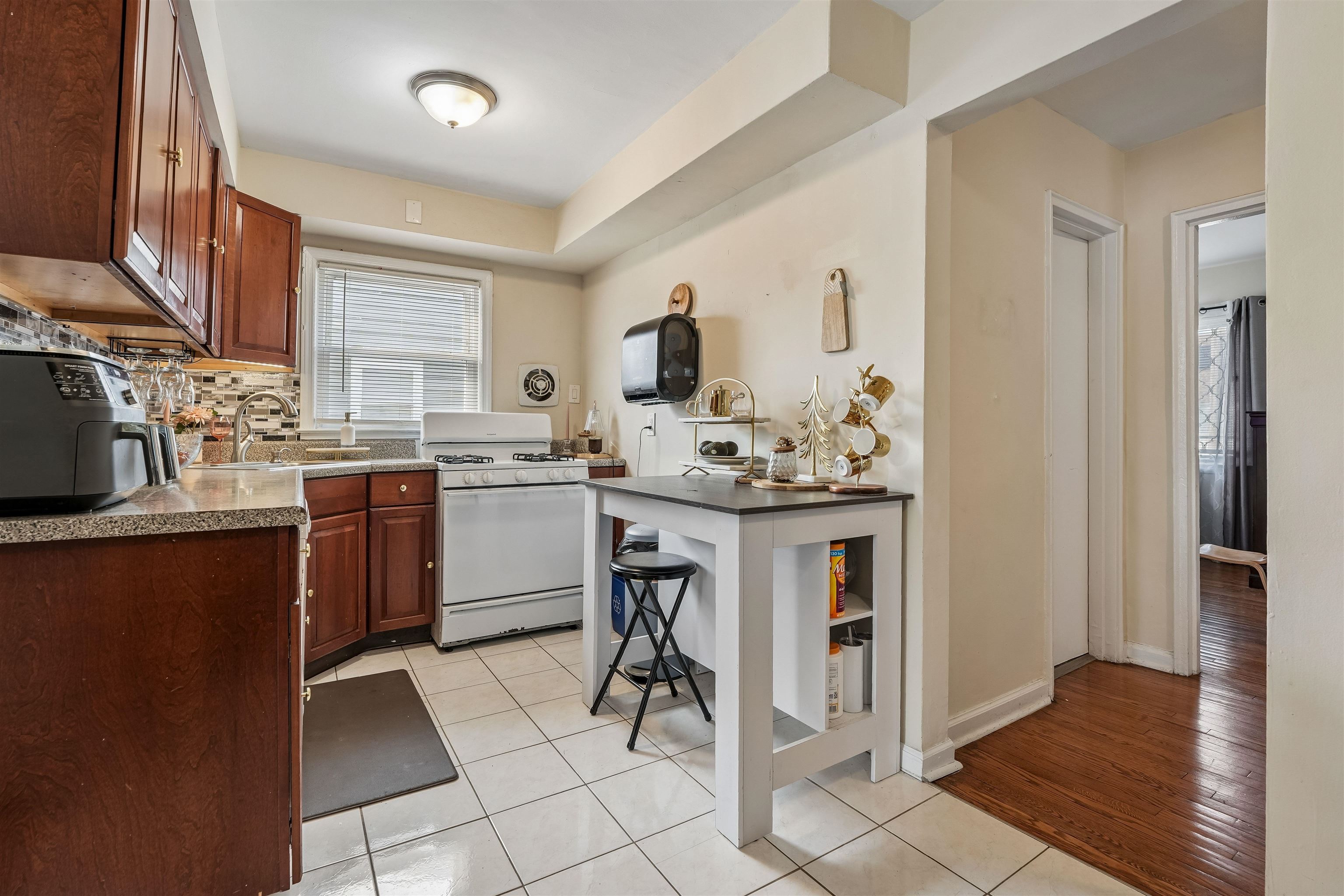 158 CHARLTON AVE