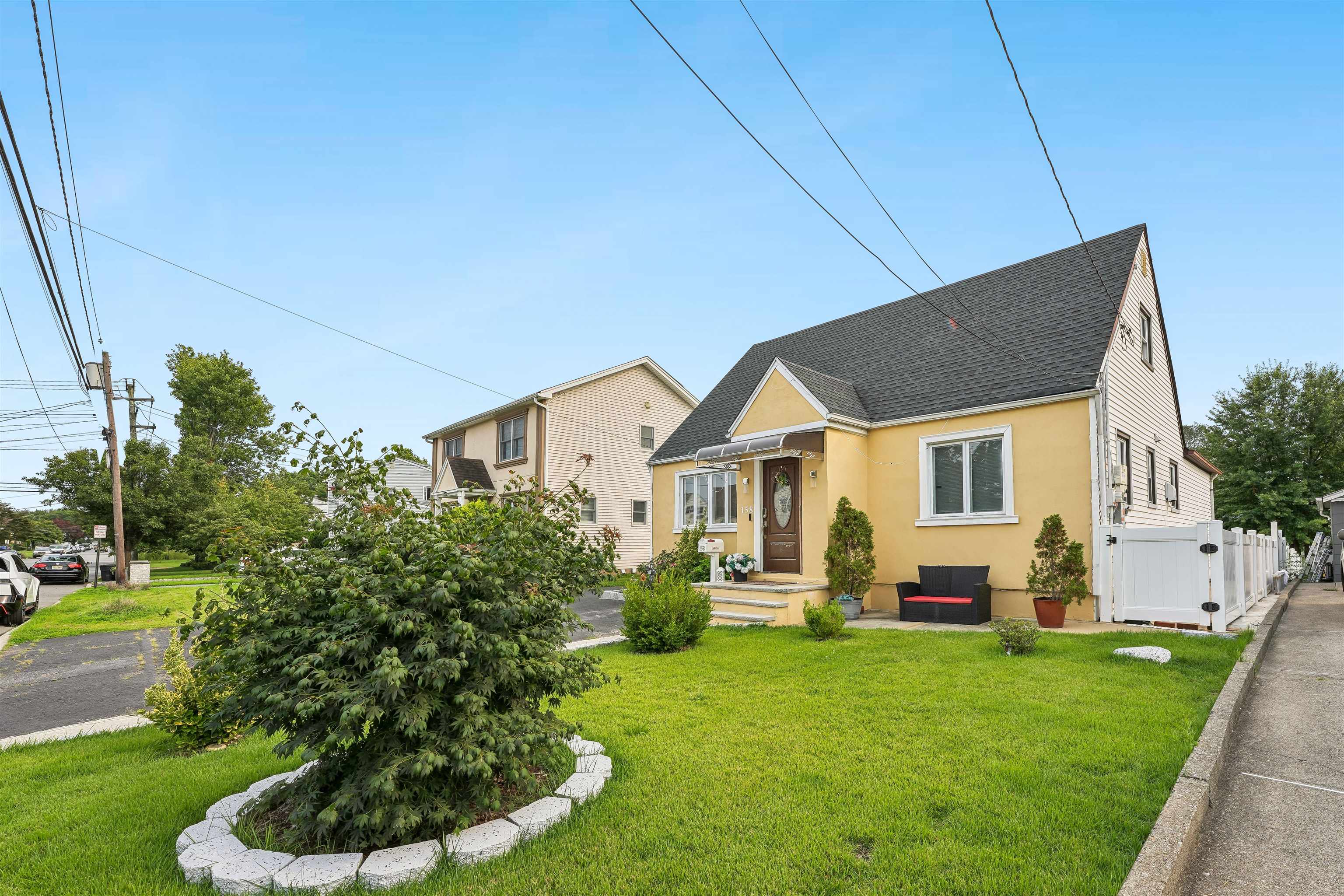 158 CHARLTON AVE