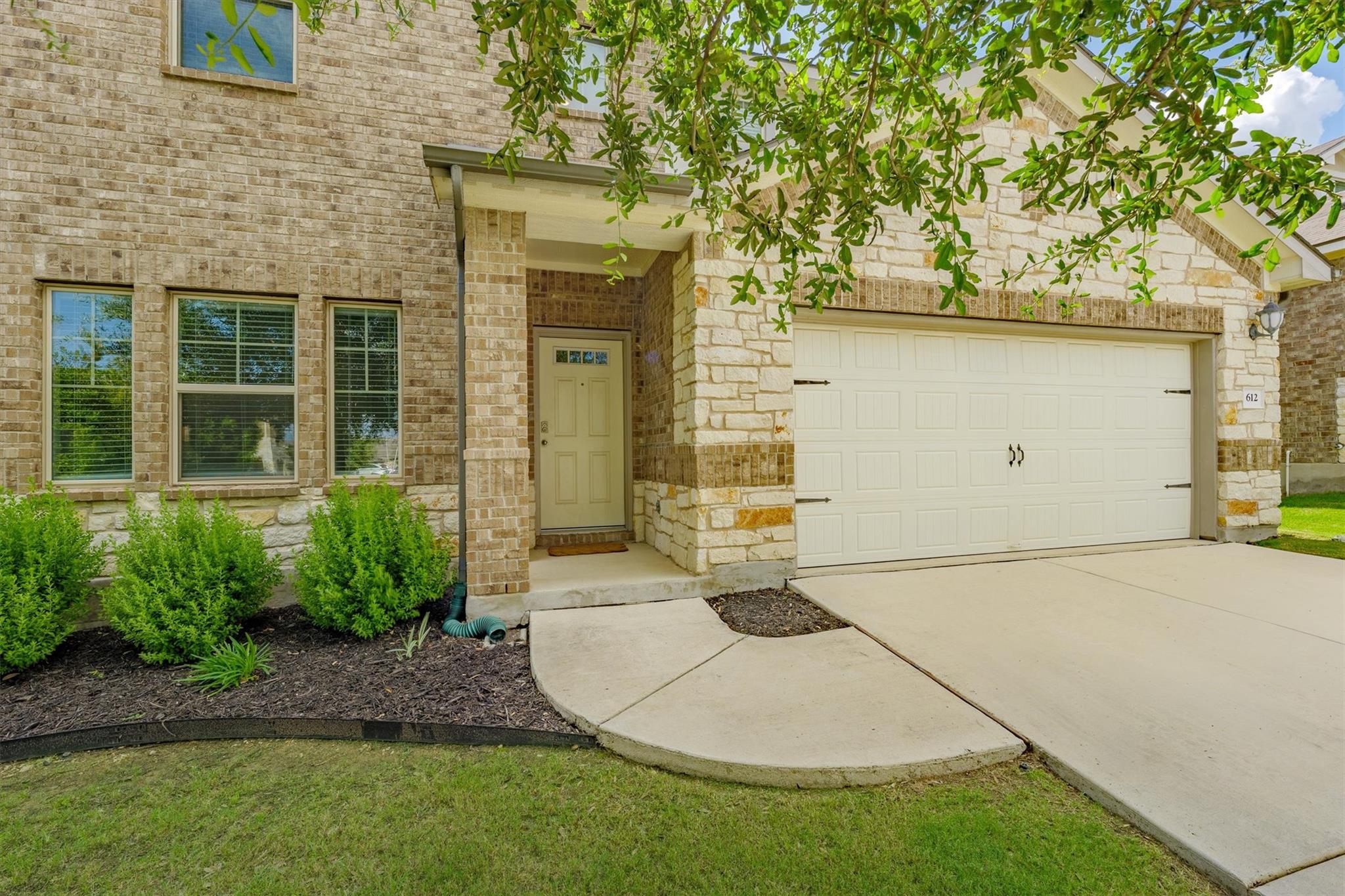 612 Sigourney WAY