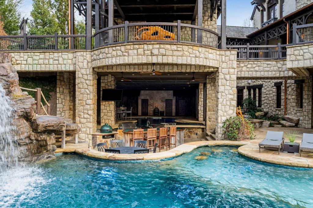 550 Blue Heron Way