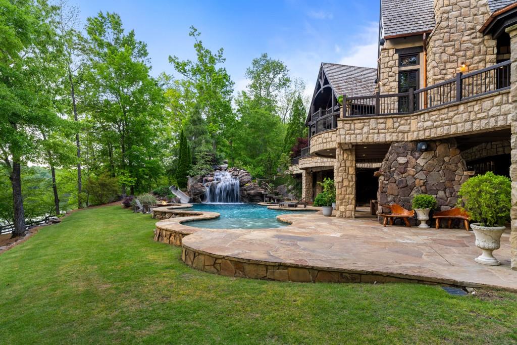 550 Blue Heron Way