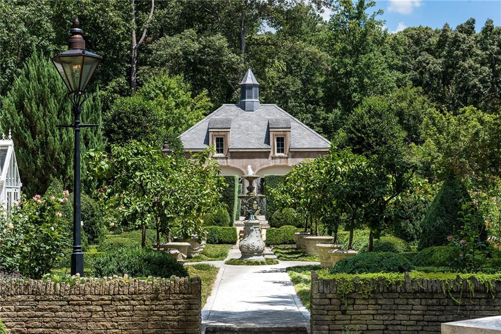 881 W Conway Drive NW