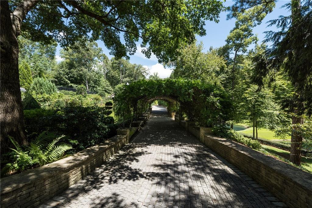 881 W Conway Drive NW